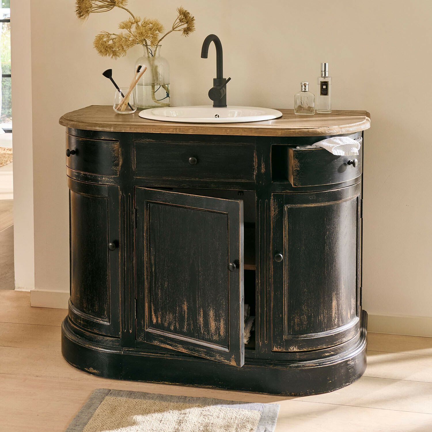 Wastafelmeubel Louisiana Zwarte houten badkamerkast met witte wastafel en licht houten blad in vintage stijl