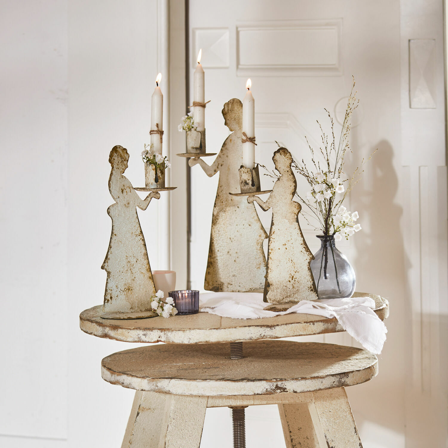 Kandelaar set van 3 Chanler Metalen kandelaren in de vorm van vrouwen met witte kaarsen op rustieke decoratietafel