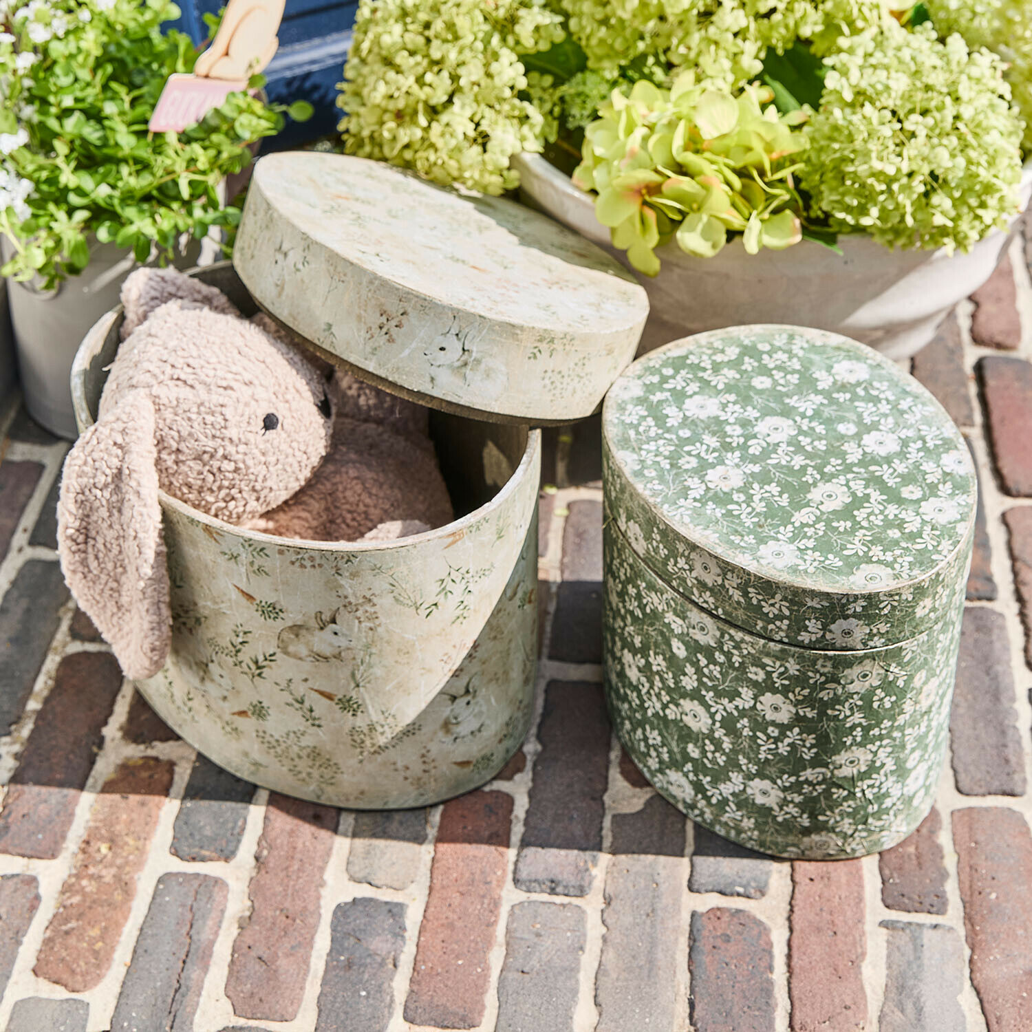 Doosje set van 2 Puddlebrook Ovale decoratieve dozen met bloemen- en konijnmotief, één met een roze pluchen konijn erin