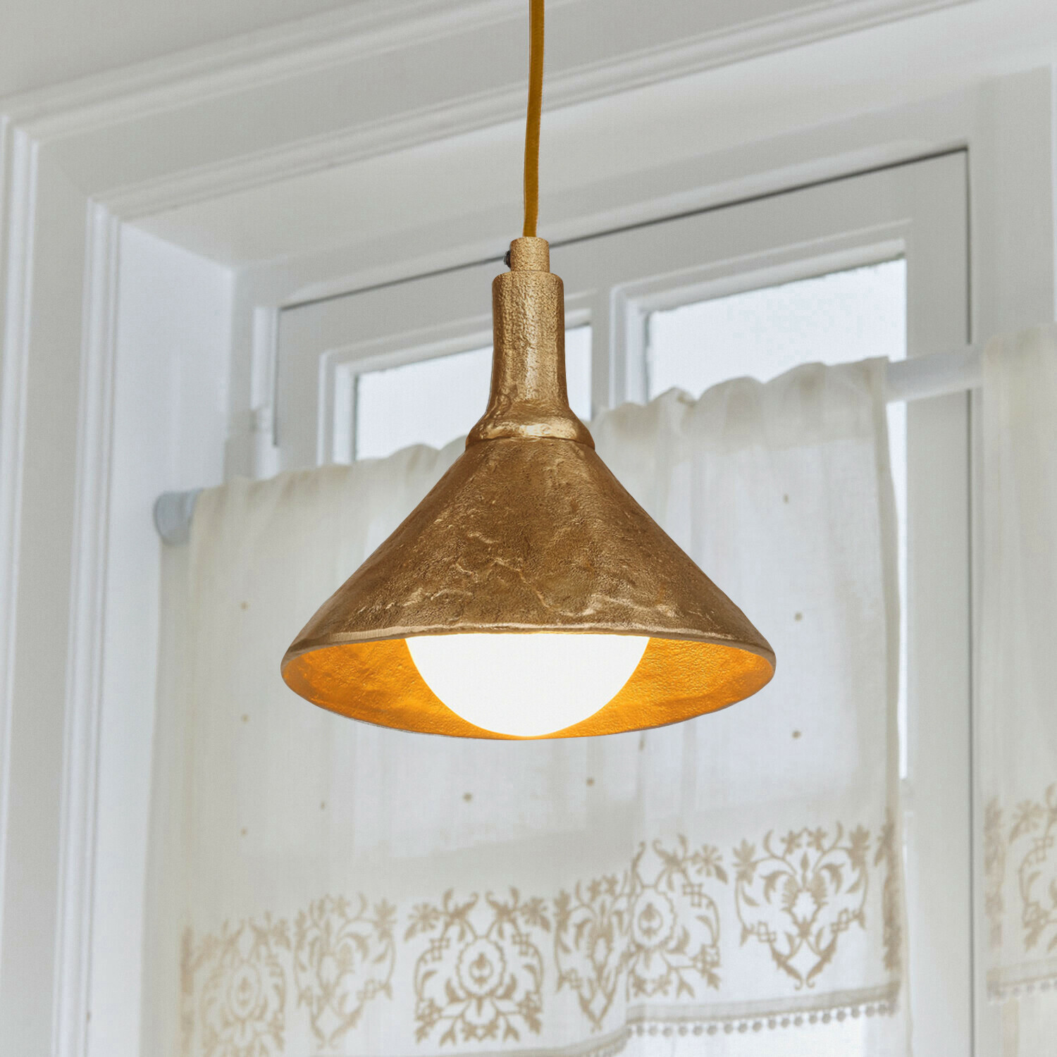 Gouden metalen hanglamp met gestructureerde kap en witte lamp, decoratieve plafondlamp