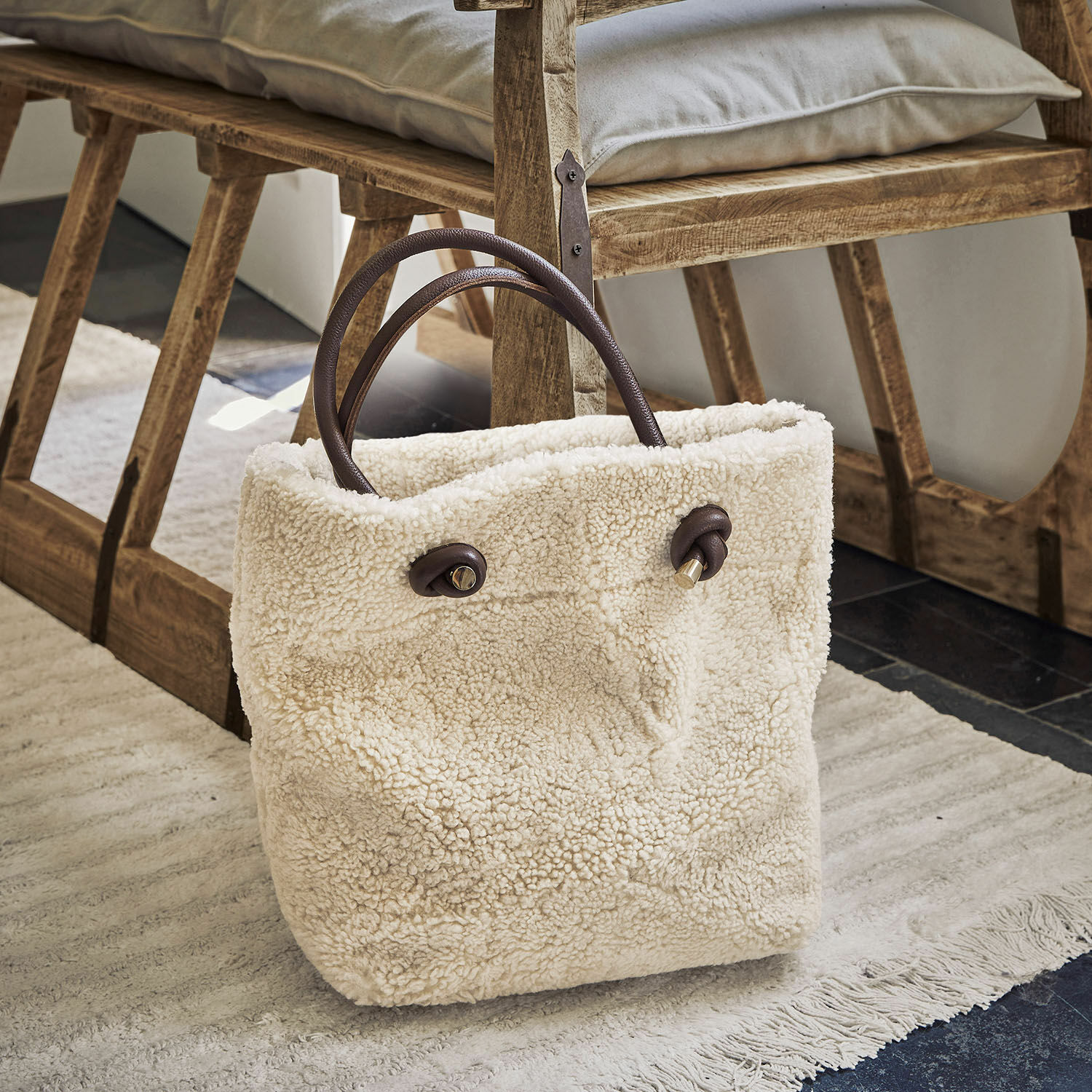 Beige tas van zacht teddy-materiaal met bruine handvatten, modieuze accessoire voor dagelijks gebruik