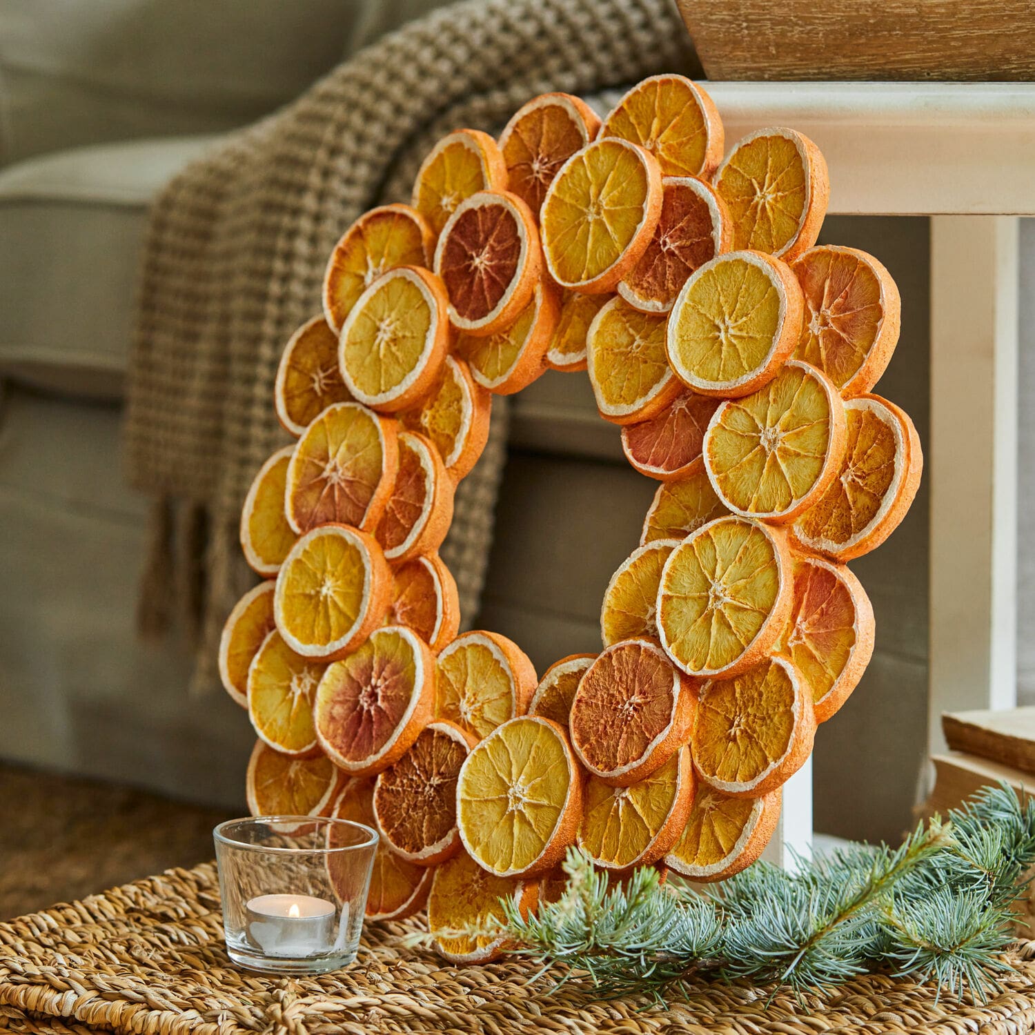 Krans Orange Decoratieve krans van gedroogde sinaasappelschijfjes in warme tinten op natuurlijke achtergrond