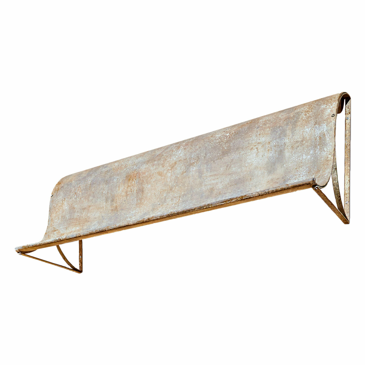 Metalen luifel met roestkleurige afwerking ter bescherming tegen zon en regen