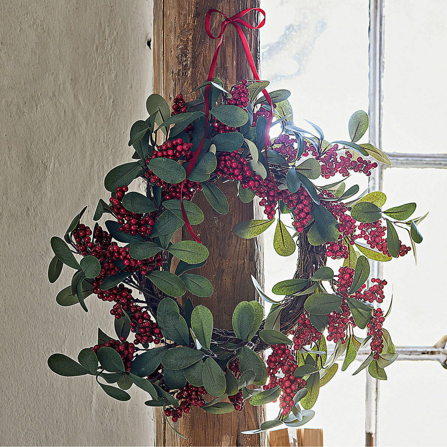 Krans Lenius Decoratieve krans met groene bladeren en rode bessen op houten frame, feestelijke decoratie