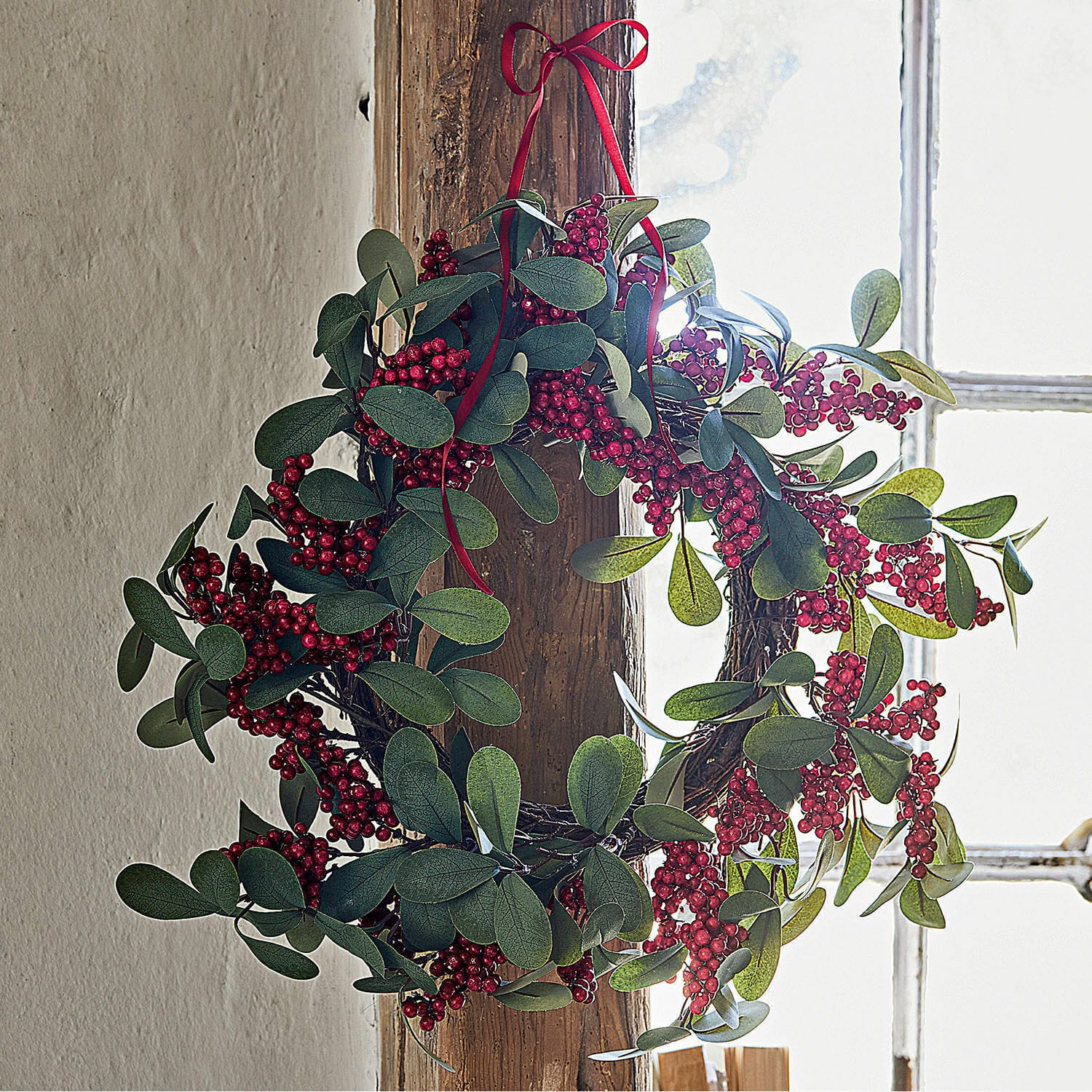 Krans Lenius Decoratieve krans met groene bladeren en rode bessen op houten frame, feestelijke decoratie