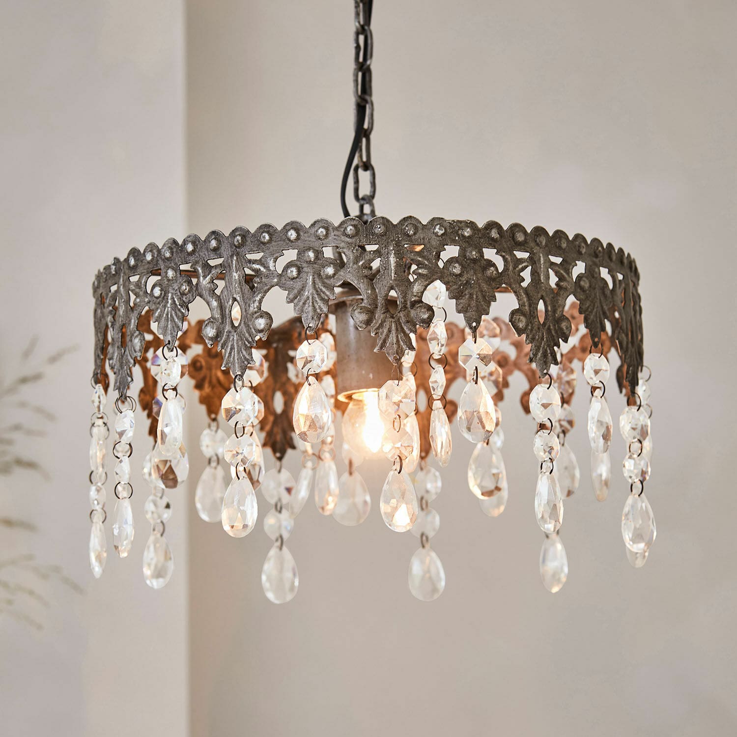 Hanglamp Escoire Hanglamp van gepatineerd metaal met kristallen hangers voor sfeervolle interieurdecoratie