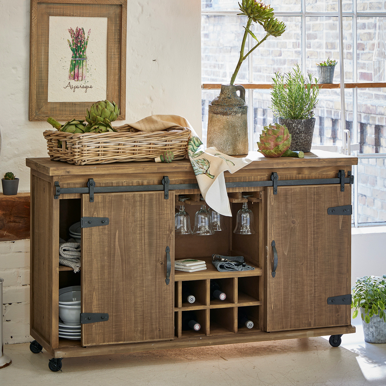 Lage kast Grasse Houten kast op wielen met wijnrek en glazenhouder, versierd met groene planten en groentemand