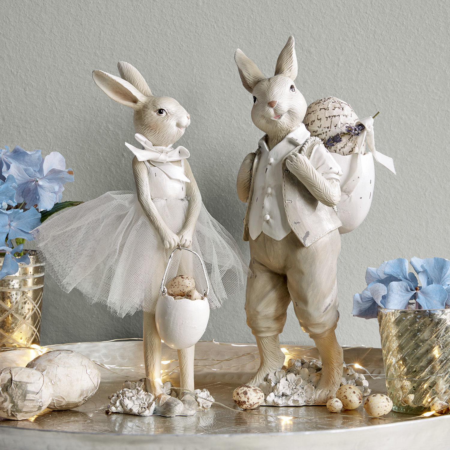 Haas set van 2 Perpignan Decoratieve lichte konijnenfiguren met paasaccessoires en bloemen op een tafel