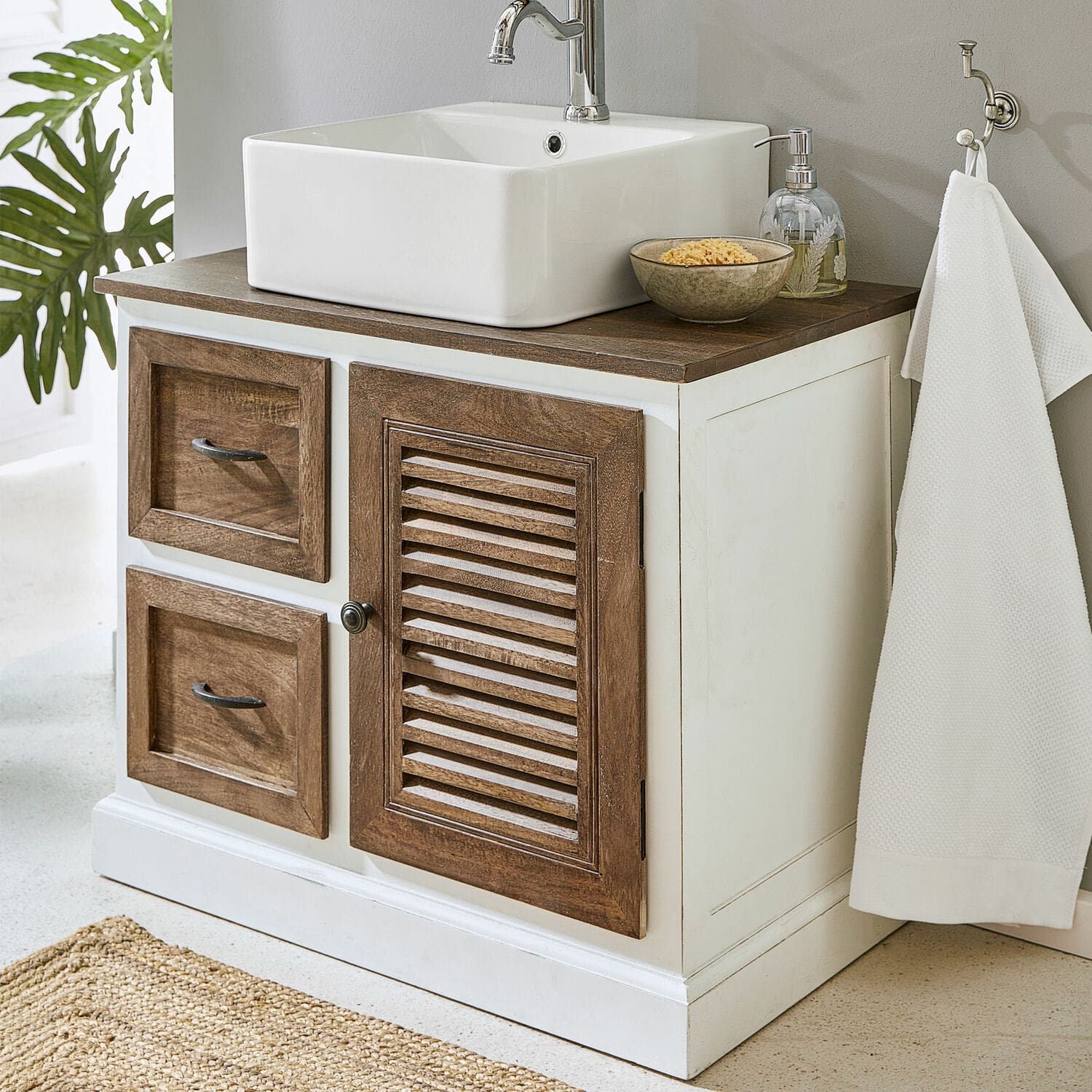 Wastafelmeubel Farmington Witte badkamerkast met houten deuren en keramische wastafel, rustieke stijl