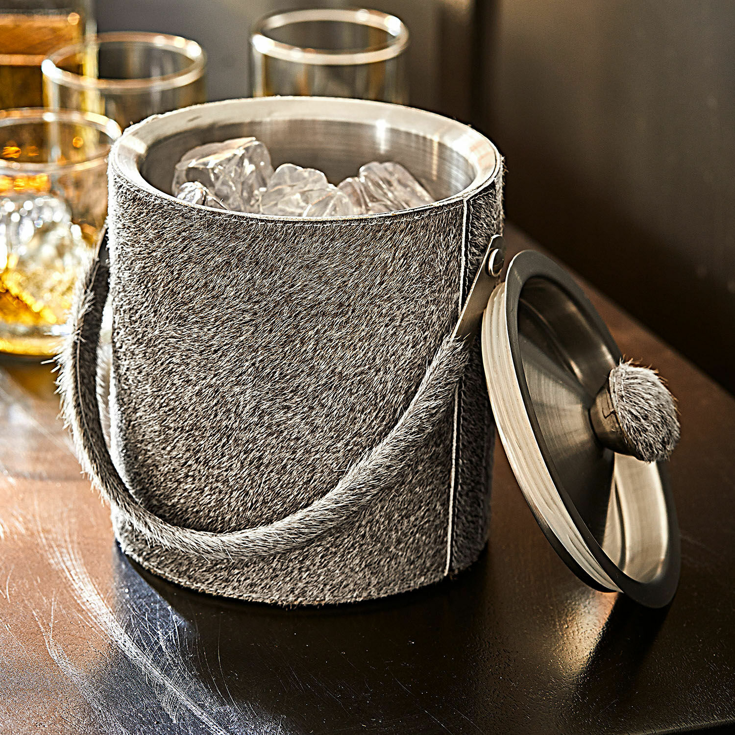 IJsemmer van roestvrij staal met grijze harige stof, deksel en handvat, baraccessoires