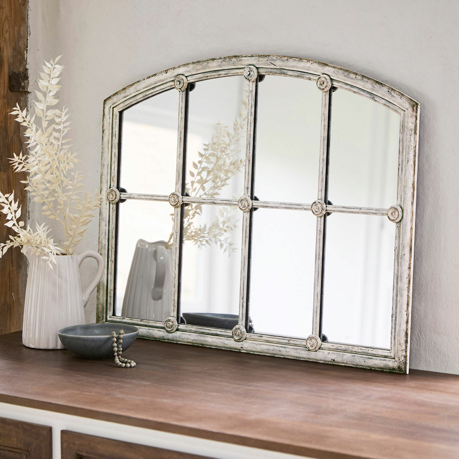Spiegel Tobiah Rustieke spiegel met metalen frame in verweerde witte kleur op een houten kast