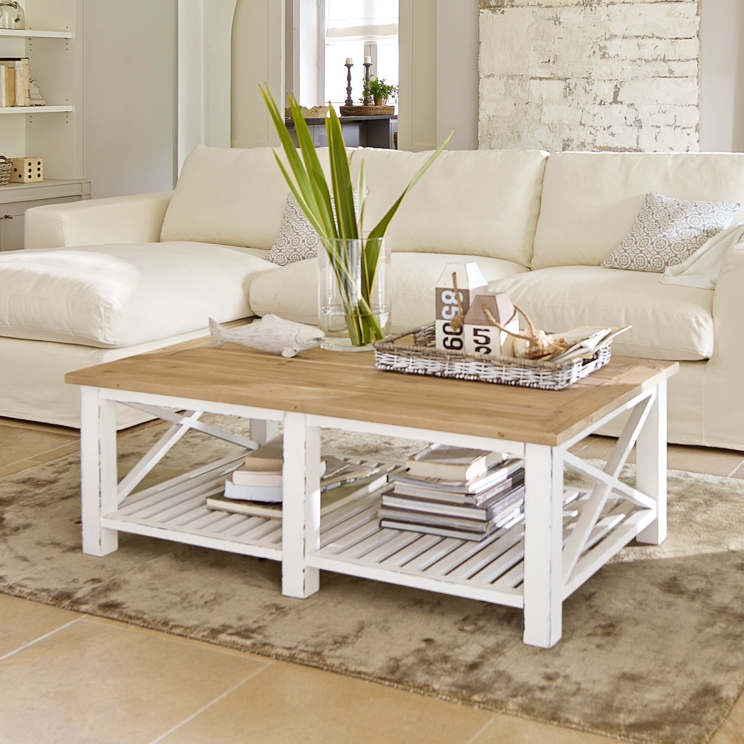 Salontafel Medfield Rustieke salontafel van hout met witte verf en plank voor boeken, geschikt voor woonkamer