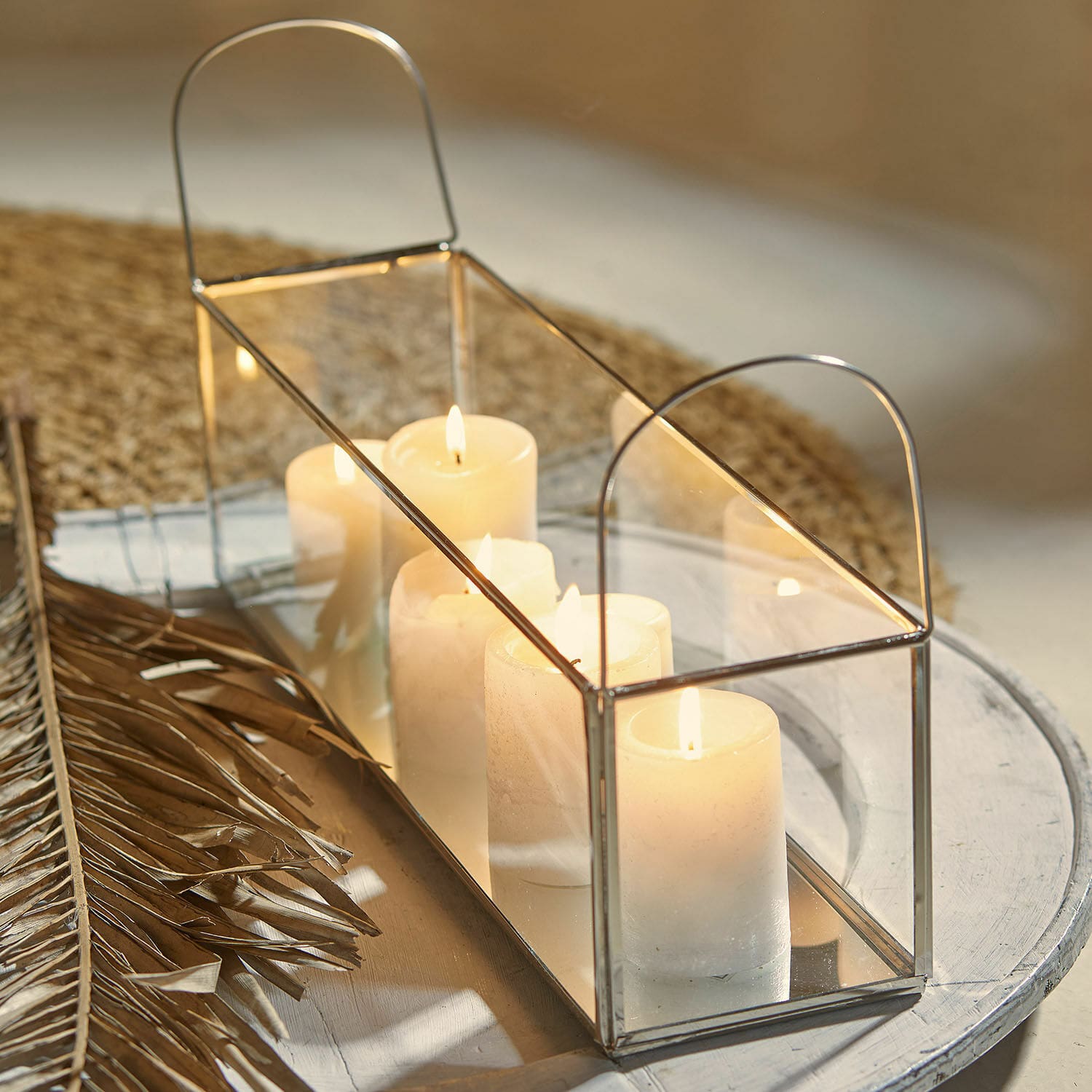 Windlicht Quinton Rechthoekige metalen lantaarn met spiegel en witte kaarsen op decoratieve tafel