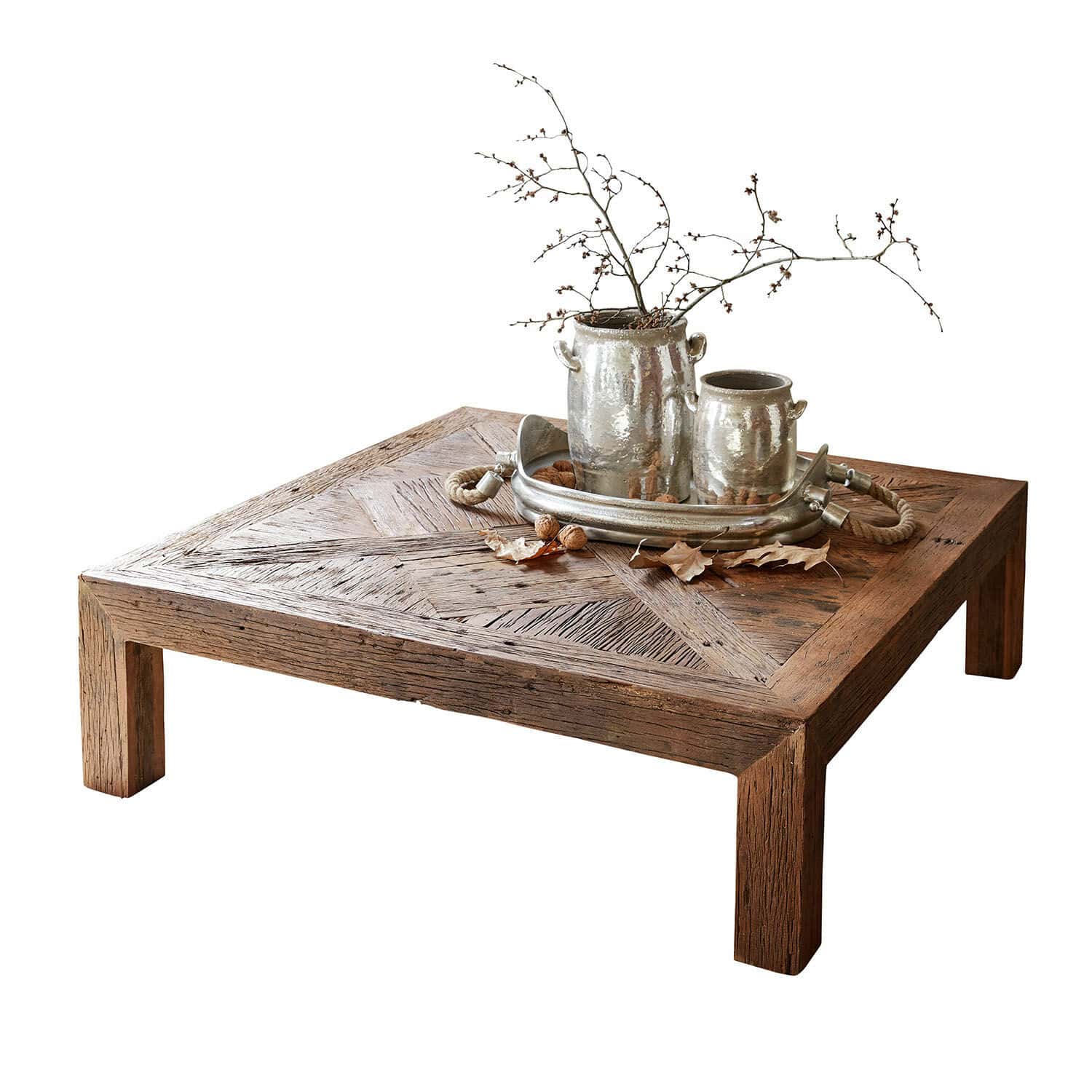 Salontafel Vivacetto Vierkante houten salontafel met decoratieve metalen vazen en takken erop