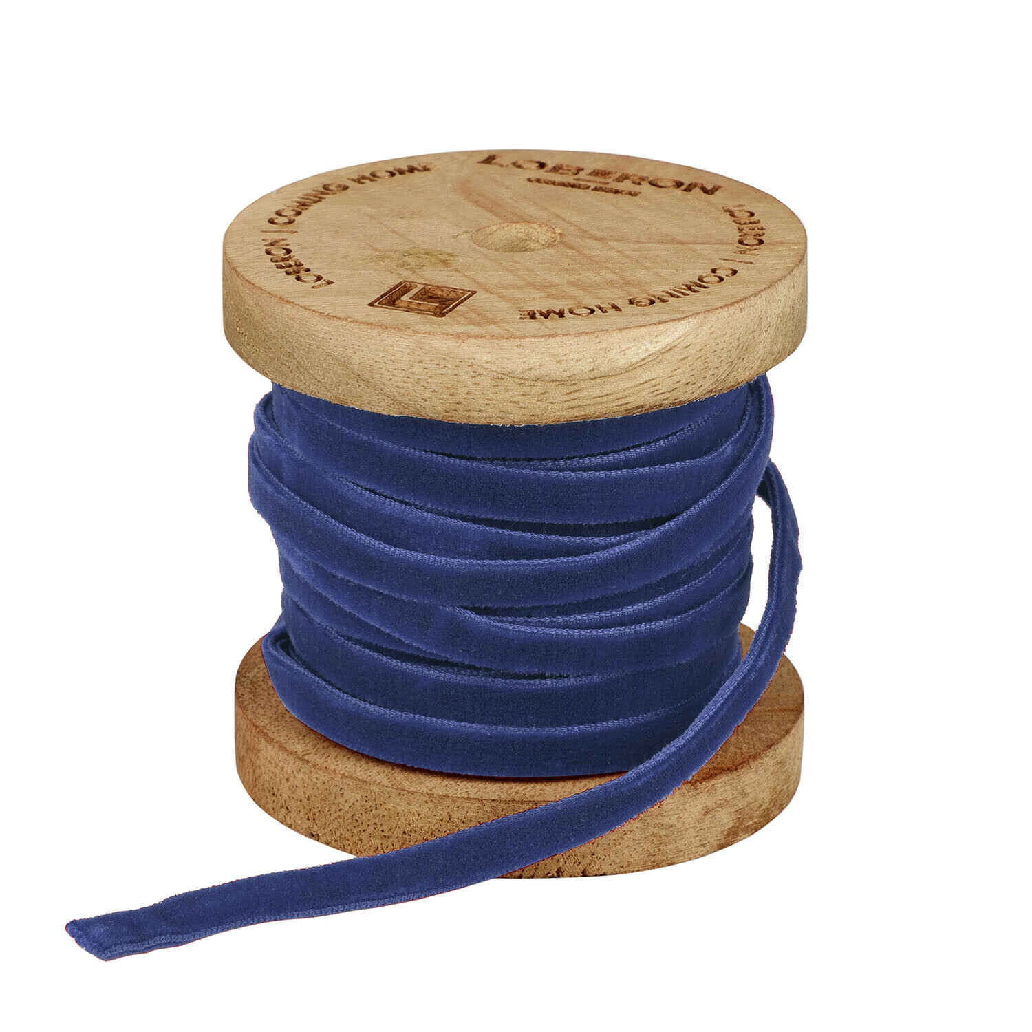 Blauwe fluwelen lint op houten klos voor decoratie en knutselen