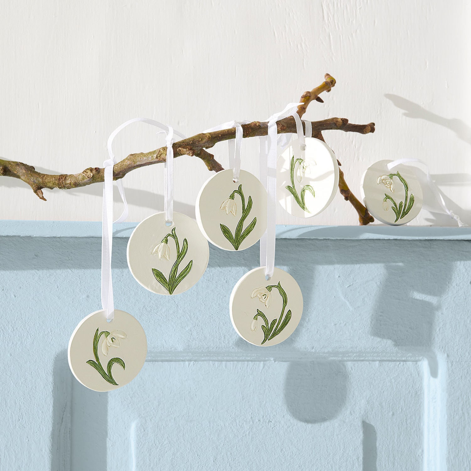 Hanger set van 6 Willmare Witte keramische hangdecoraties met groene bloemen aan tak, lenteversiering