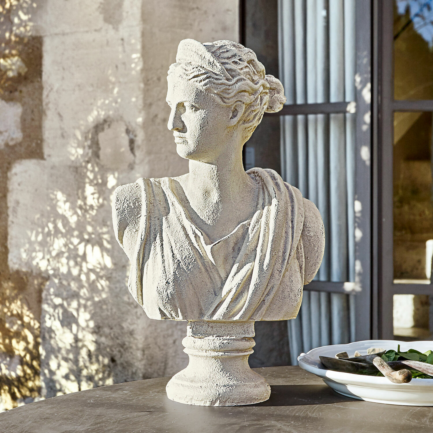 Buste Ellora Wit stenen buste van klassieke vrouw op tafel, stijlvolle tuindecoratie