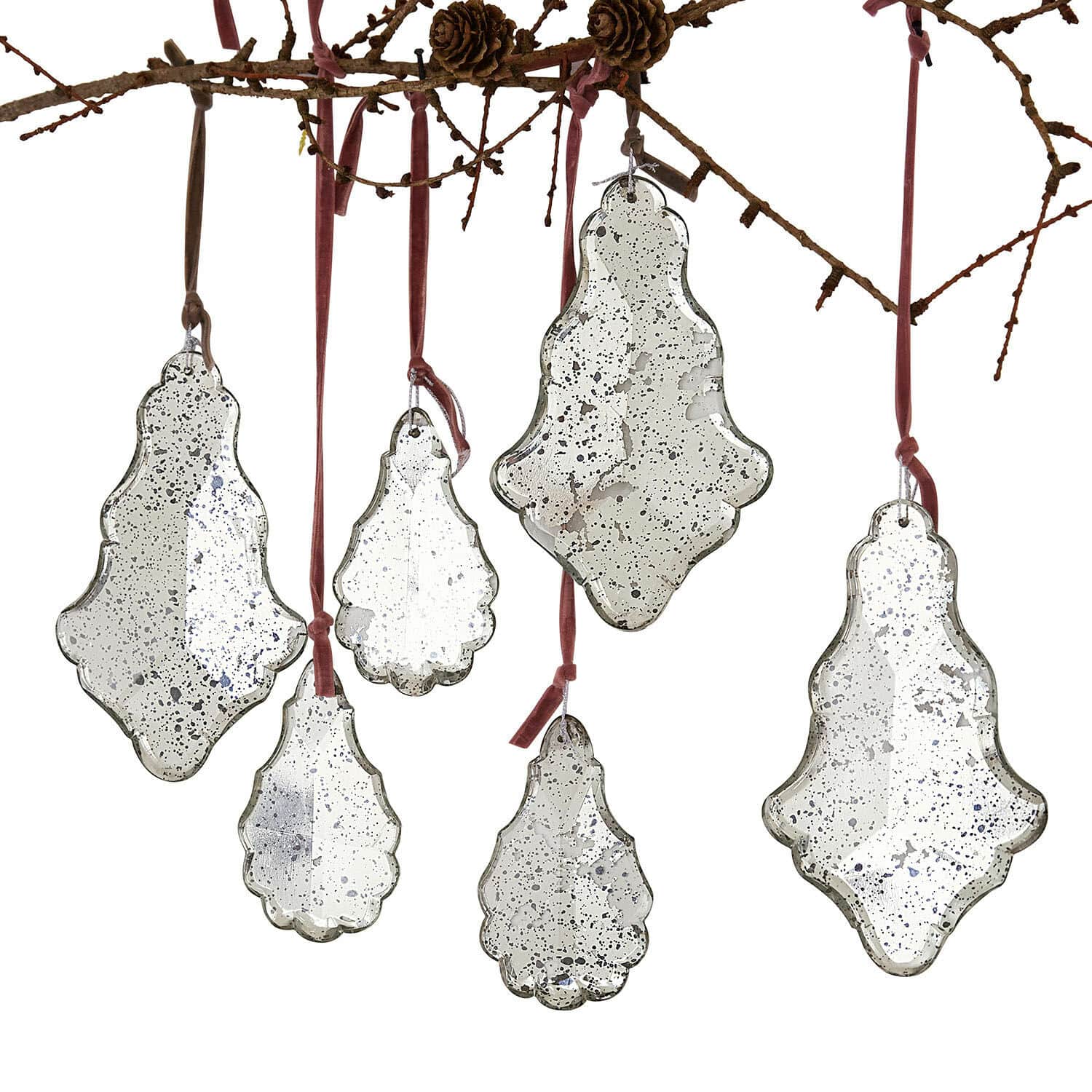 Set van zes hangende decoraties van antiek glas met rode linten voor feestelijke interieurdecoratie