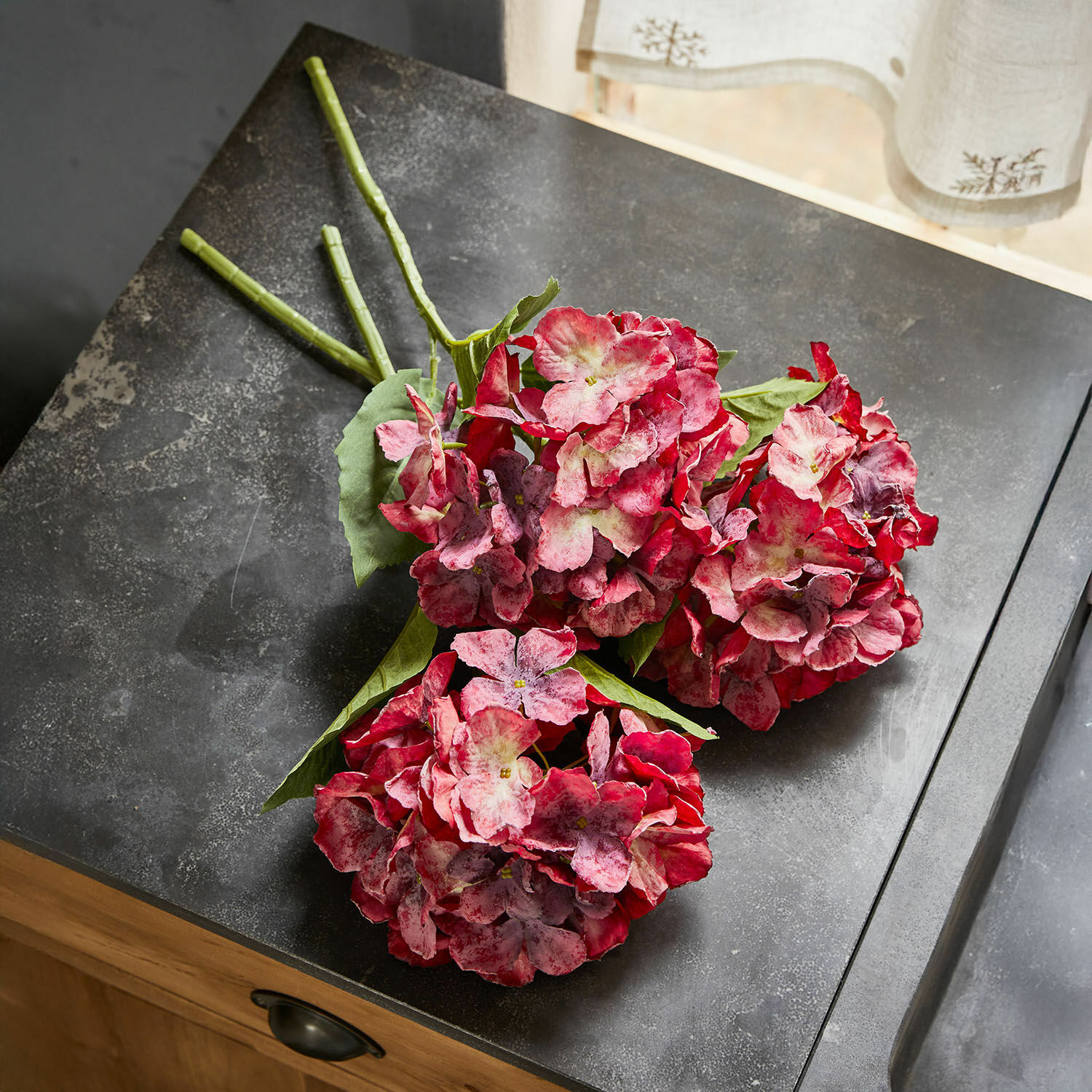 Sierbloem set van 3 Virette Boeket kunsthortensia's in rood-roze tinten met groene bladeren op een donkere ondergrond