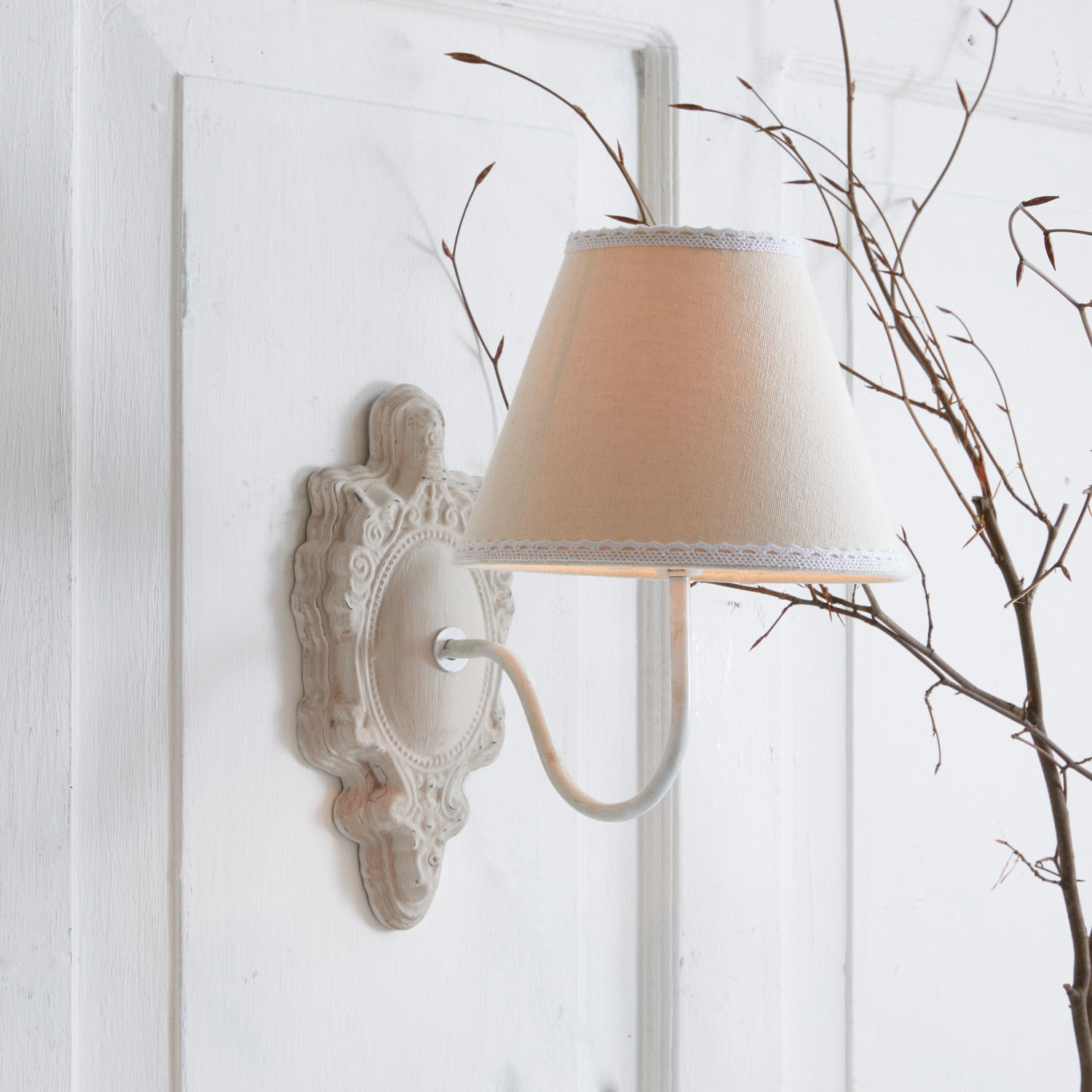 Wandlamp Ascoux Wandlamp met beige kap en witte metalen voet in vintage stijl voor woonkamer
