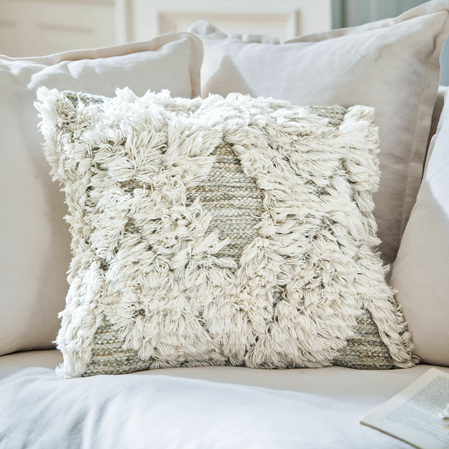 In- & outdoor kussenhoes Meagan Decoratief katoenen kussen in crèmekleur met pluizig patroon voor comfortabele bank