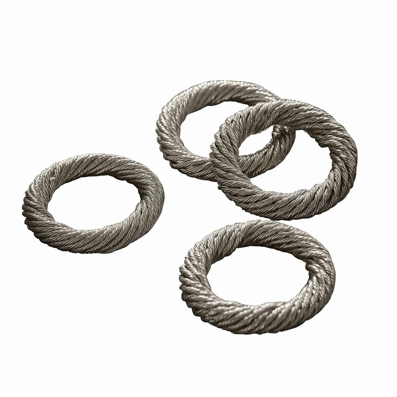 Servetring set van 4 Alea Set van vier zilverkleurige metalen ringen met gedraaide textuur voor decoratie en ophanging