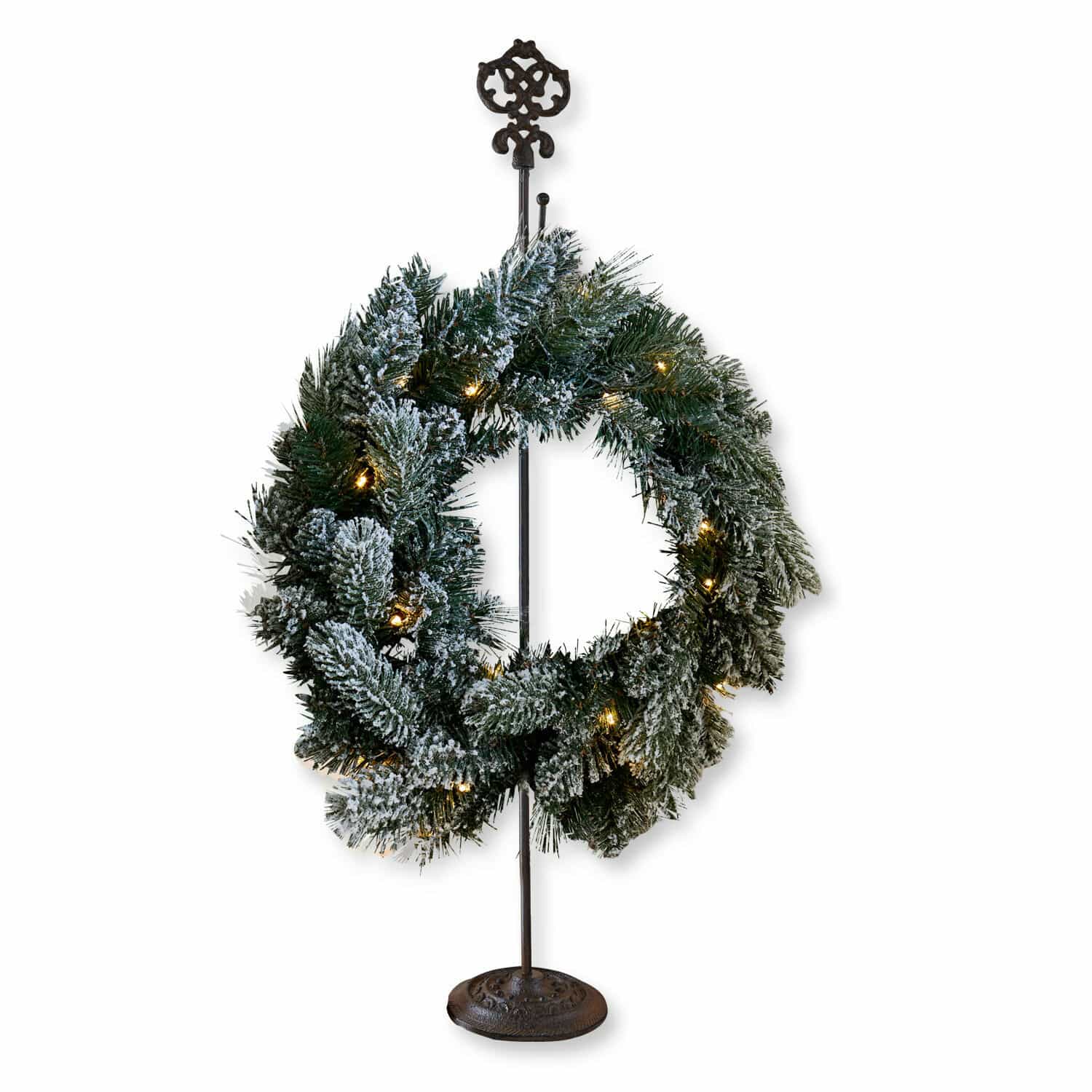 Kranshouder Koumura Kerstkrans met groene naalden, sneeuw effect en LED-lichtjes op decoratieve metalen standaard