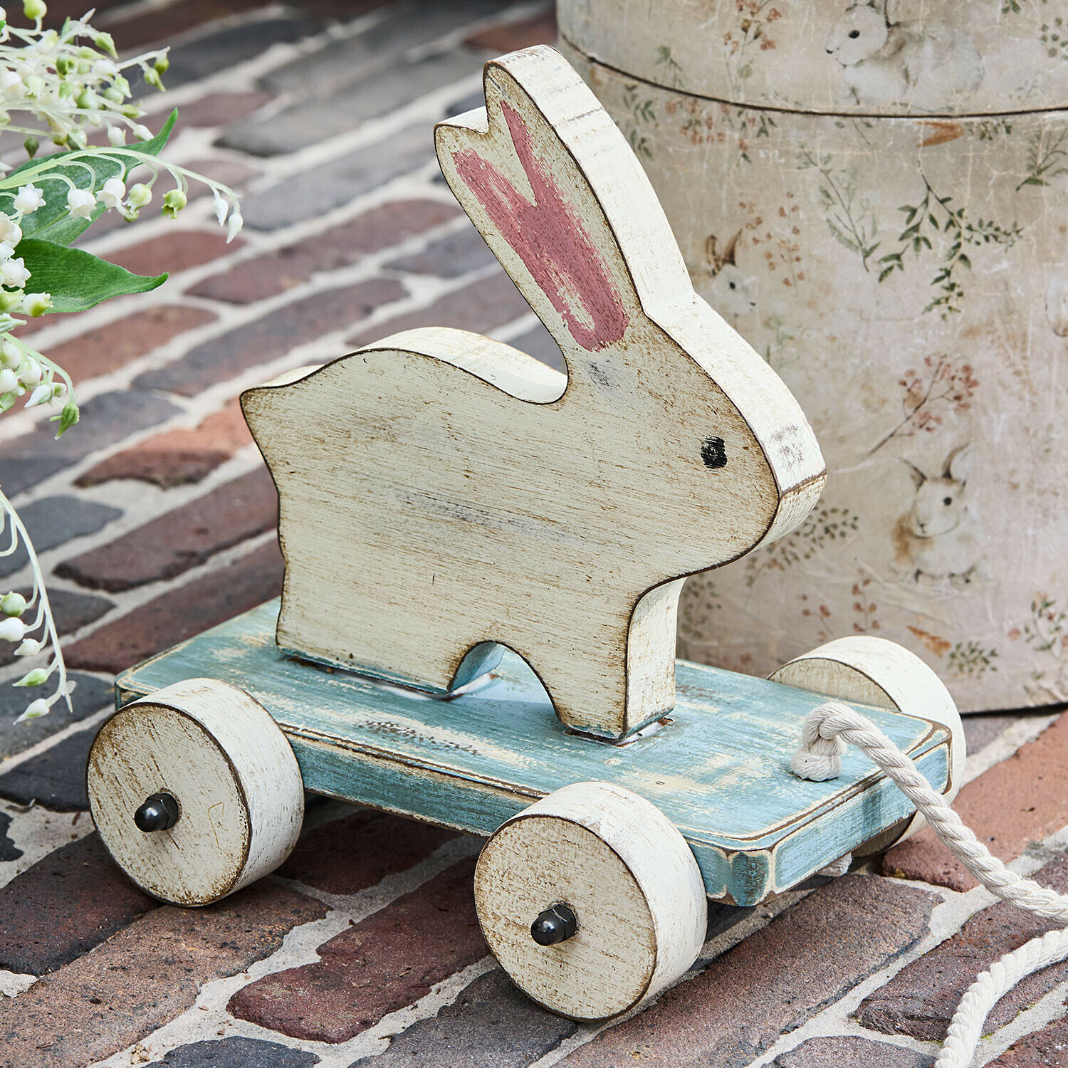 Houten wit konijn op blauwe wielen met trekkoord, retro speelgoed voor kinderen