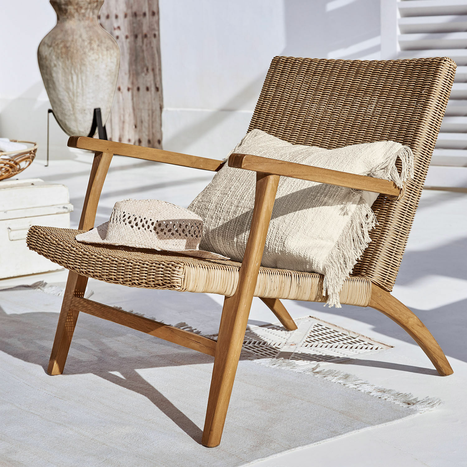 Stoel van rotan en teakhout in natuurlijke kleur met kussen en hoed, comfortabele woonkamerstoel