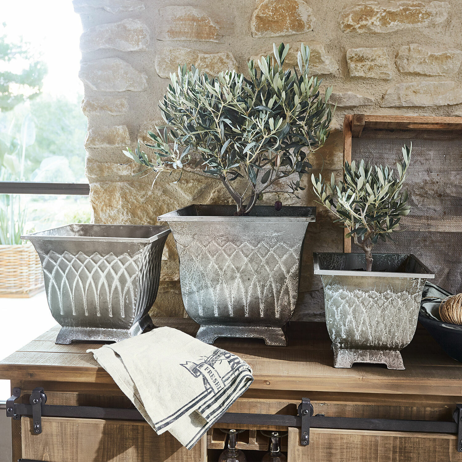 Sierpot set van 3 Klaireau Drie vintage metalen bloempotten met planten op houten tafel in lichte kamer