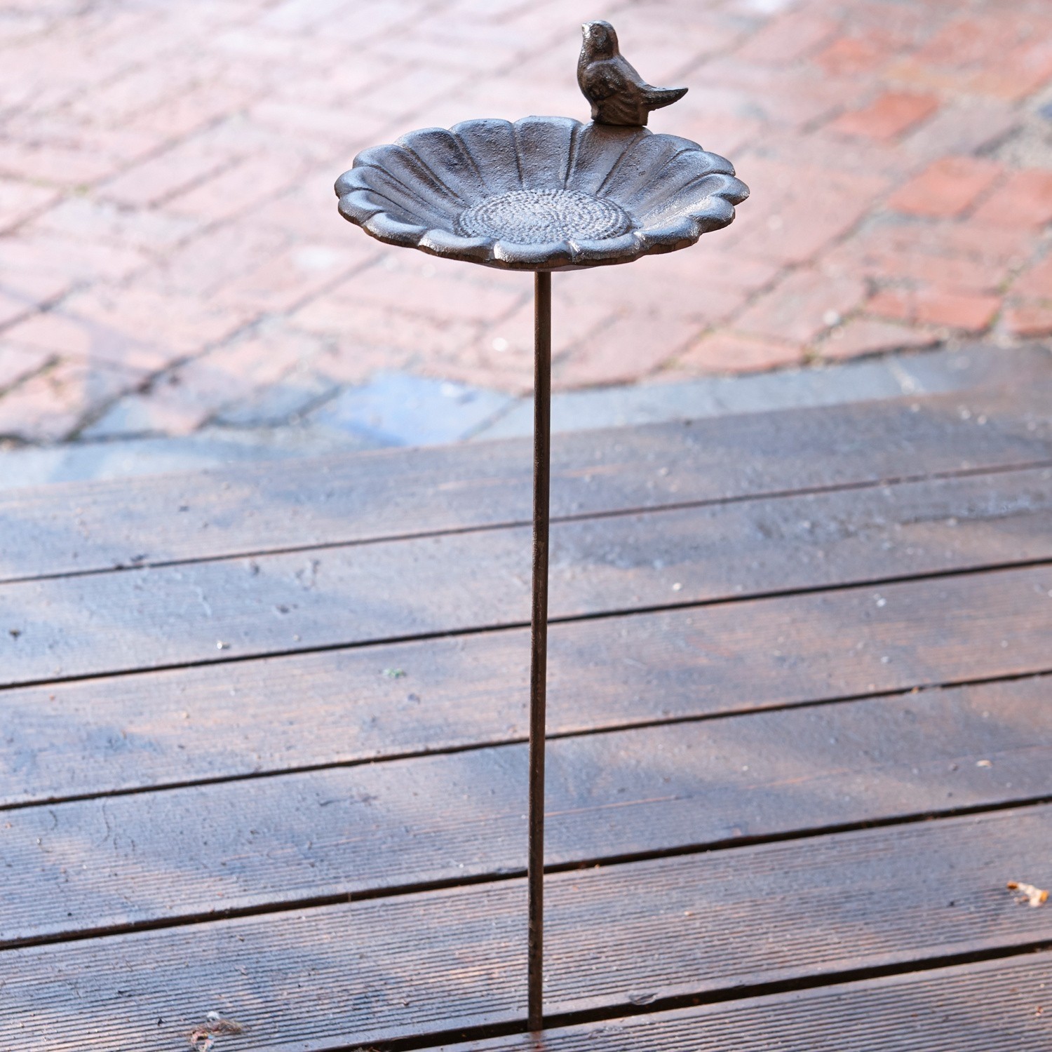 Vogeldrinkschaal Finch Bruine metalen vogelbad met decoratieve vogel op standaard voor tuin en terras