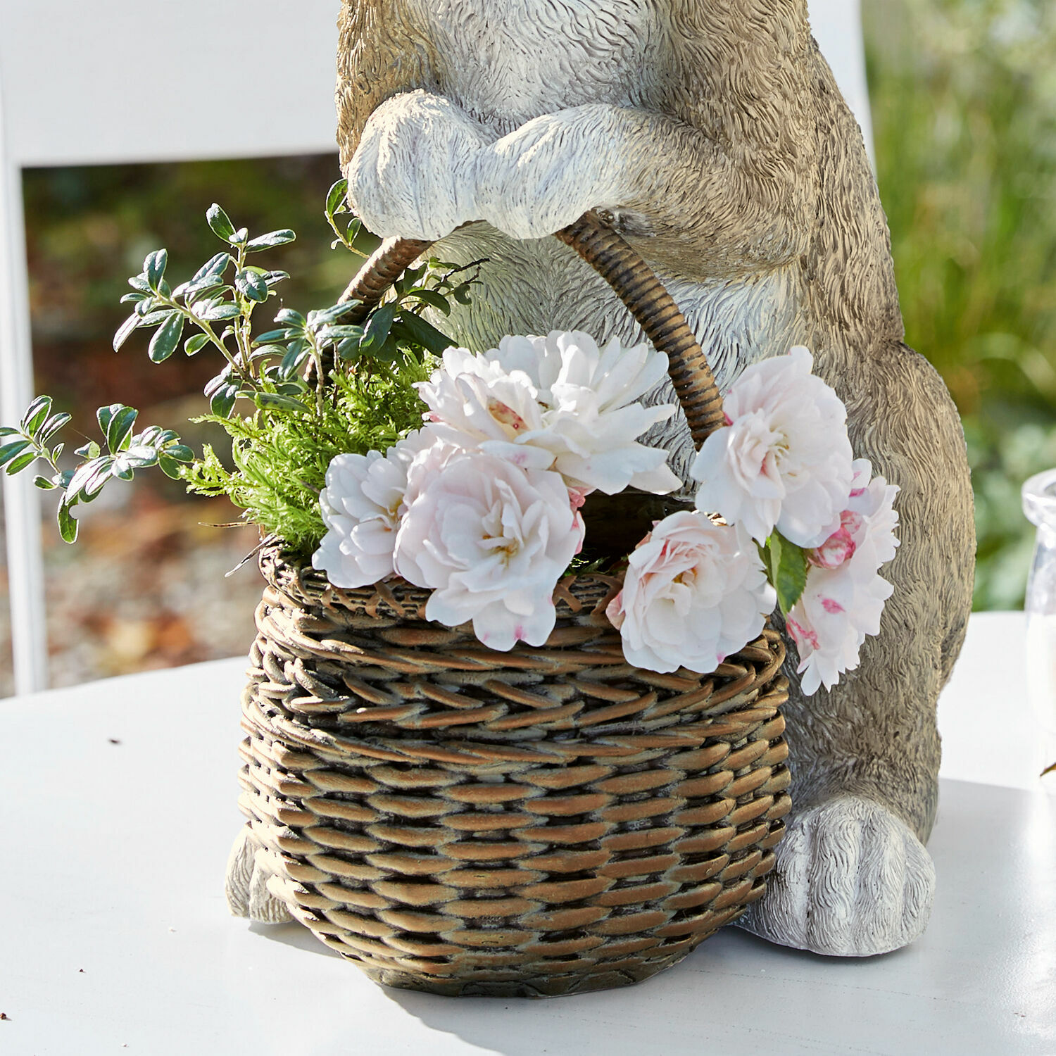 Haas met plantenmand Alais