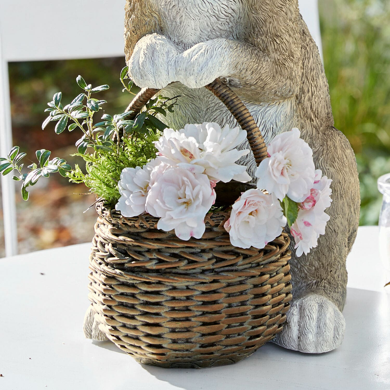 Haas met plantenmand Alais