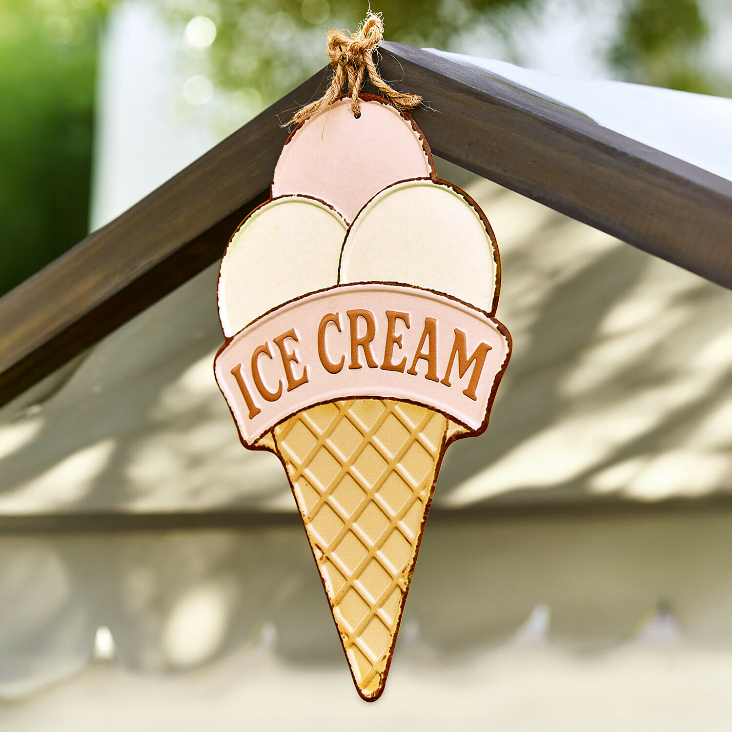 Metalen hangbord in de vorm van een ijsje in pasteltinten met tekst ICE CREAM