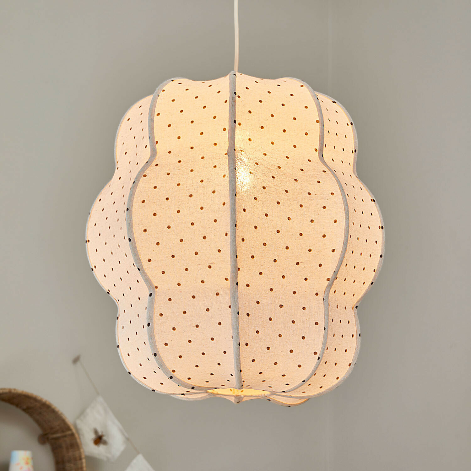 Hanglamp van crèmekleurige stof met geperforeerd patroon, moderne binnenverlichting
