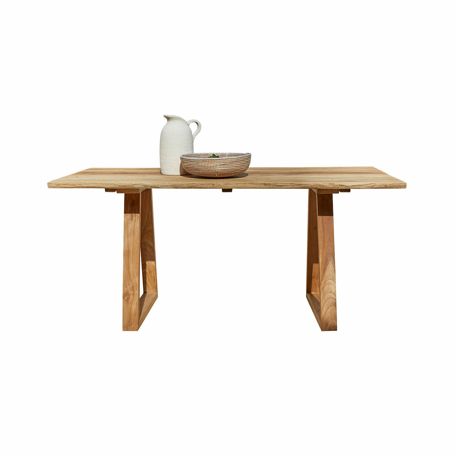 Tafel Saulny Eettafel van natuurlijk teakhout met kan en schaal op het blad, eetkamermeubel