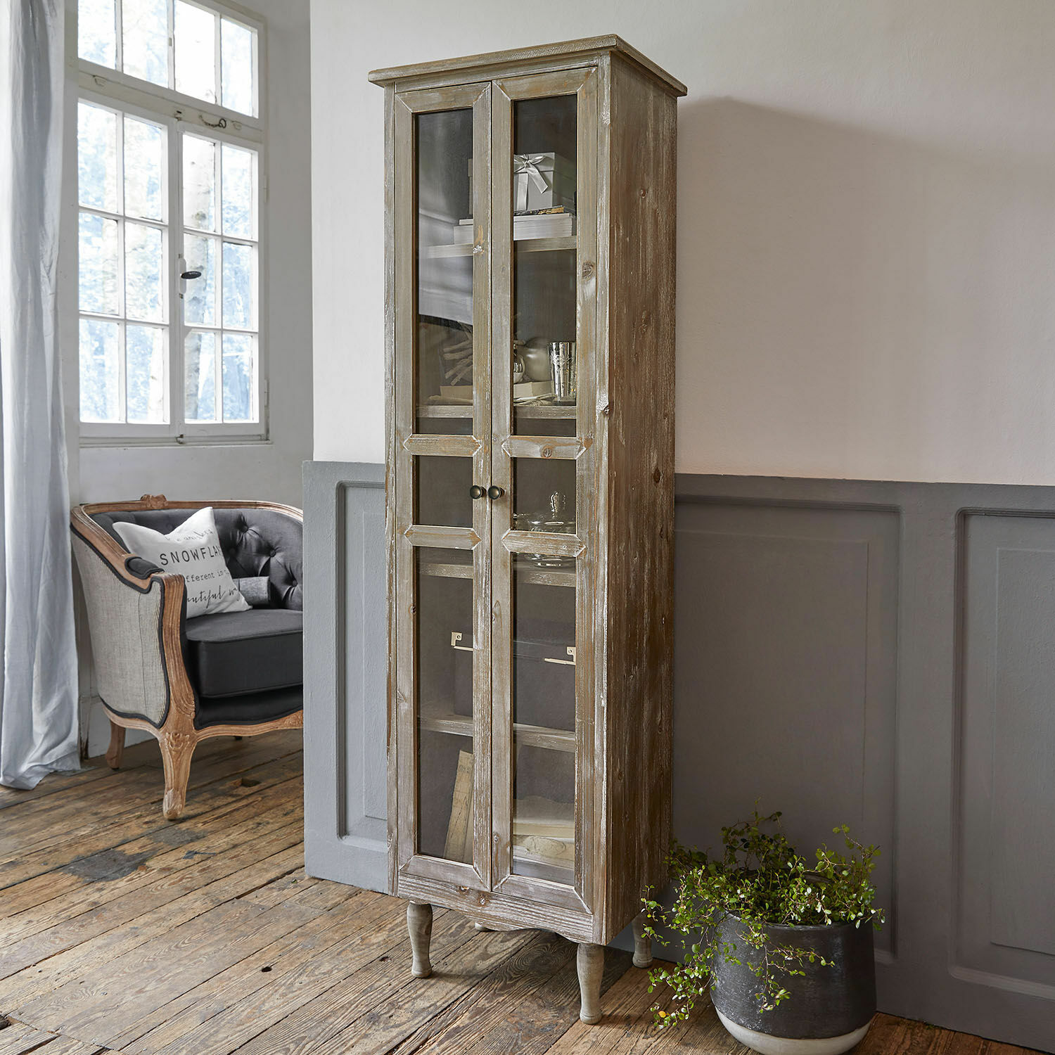 Kast Covent Garden Smalle houten vitrinekast met glazen deuren in vintage stijl voor woonkamer