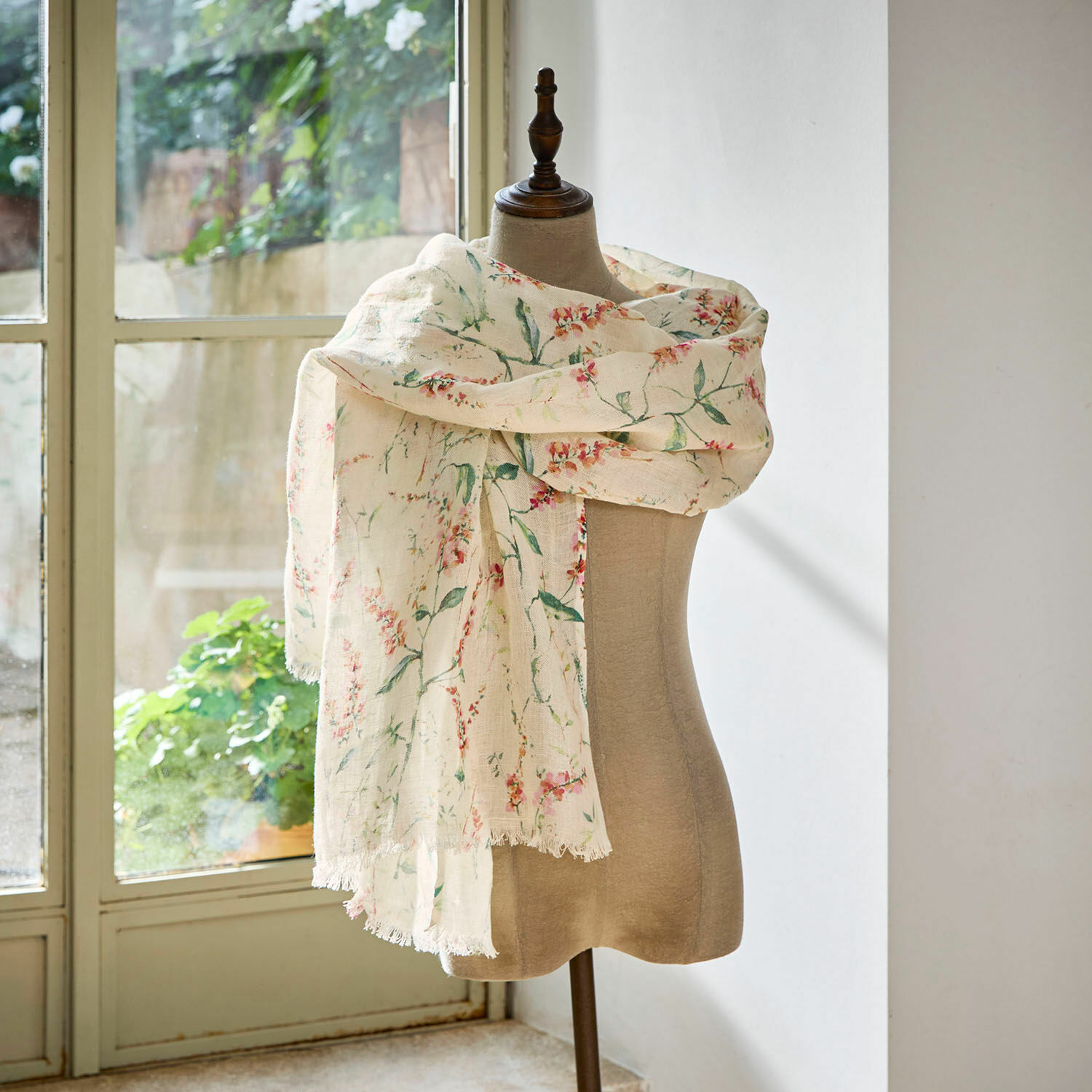 Sjaal Soleilou Lichte katoenen sjaal in crème met bloemenpatroon, perfect voor lenteoutfits