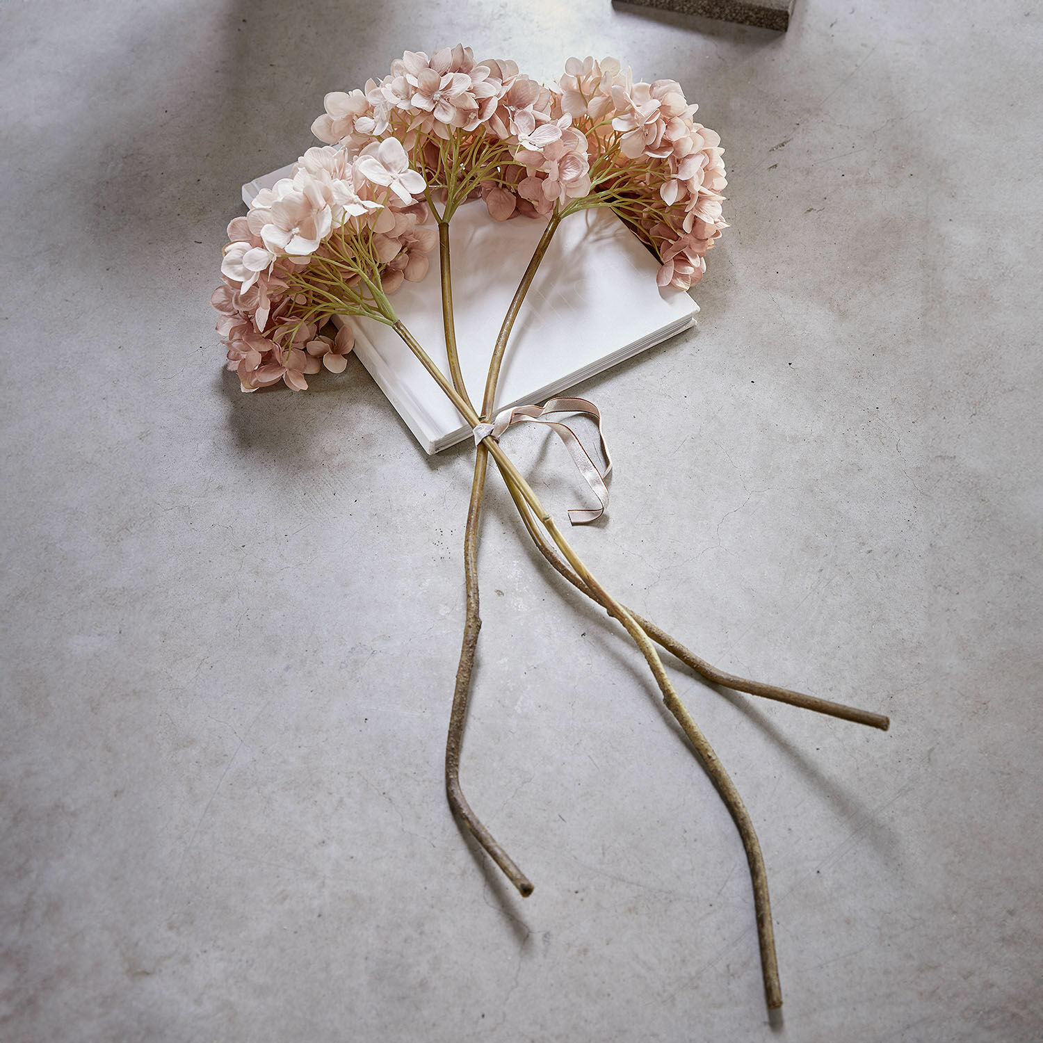Sierbloem set van 3 Amarente Boeket kunstmatige hortensia bloemen lichtroze op grijze achtergrond, interieurdecoratie