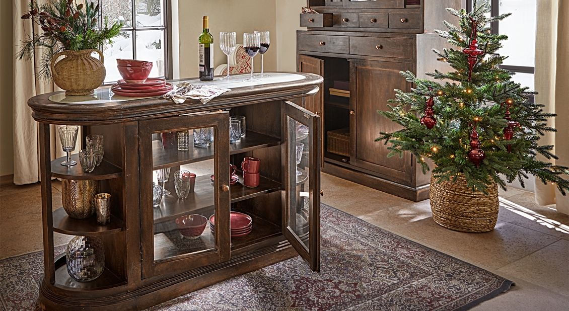 Donkere houten kast met glazen deuren en kerstdecoratie in een gezellige kamer