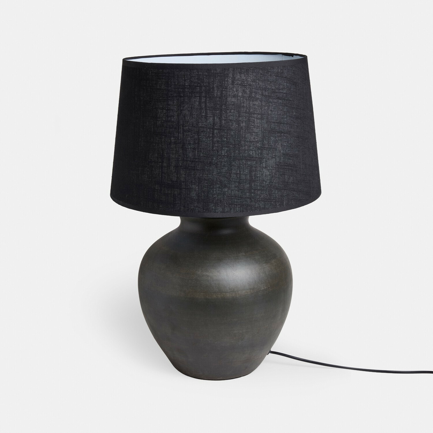 Tafellamp Branver Zwarte tafellamp met keramische voet en stoffen kap voor een modern interieur