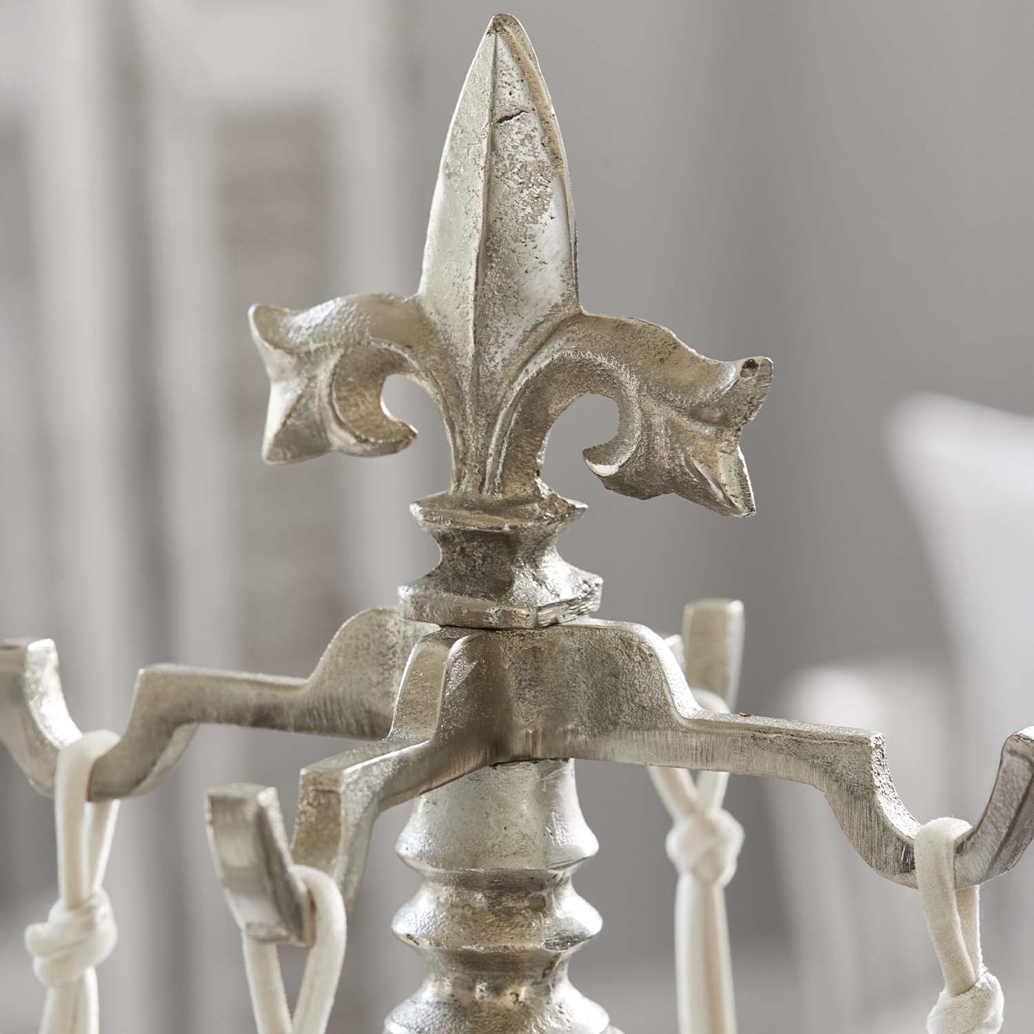 Zilverkleurige metalen decoratie in lelievorm met verouderd effect voor stijlvolle inrichting