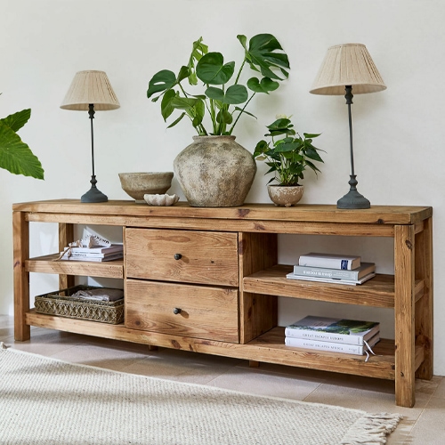 Houten sidetable met lades en planken, gedecoreerd met lampen en planten, natuurlijke stijl