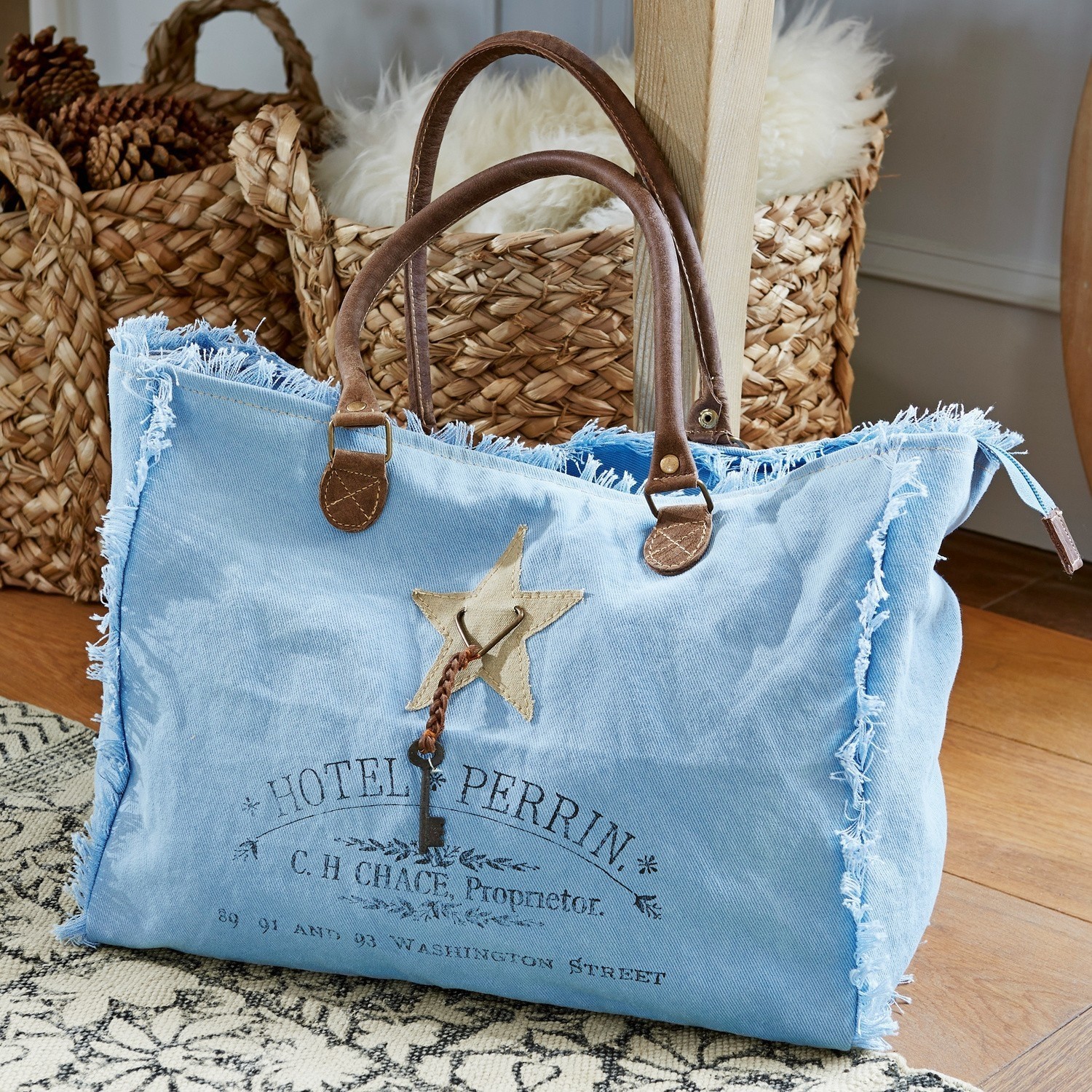 Tas Elora Grote lichtblauwe stoffen tas met bruine handvatten en stervormige versiering in vintage stijl