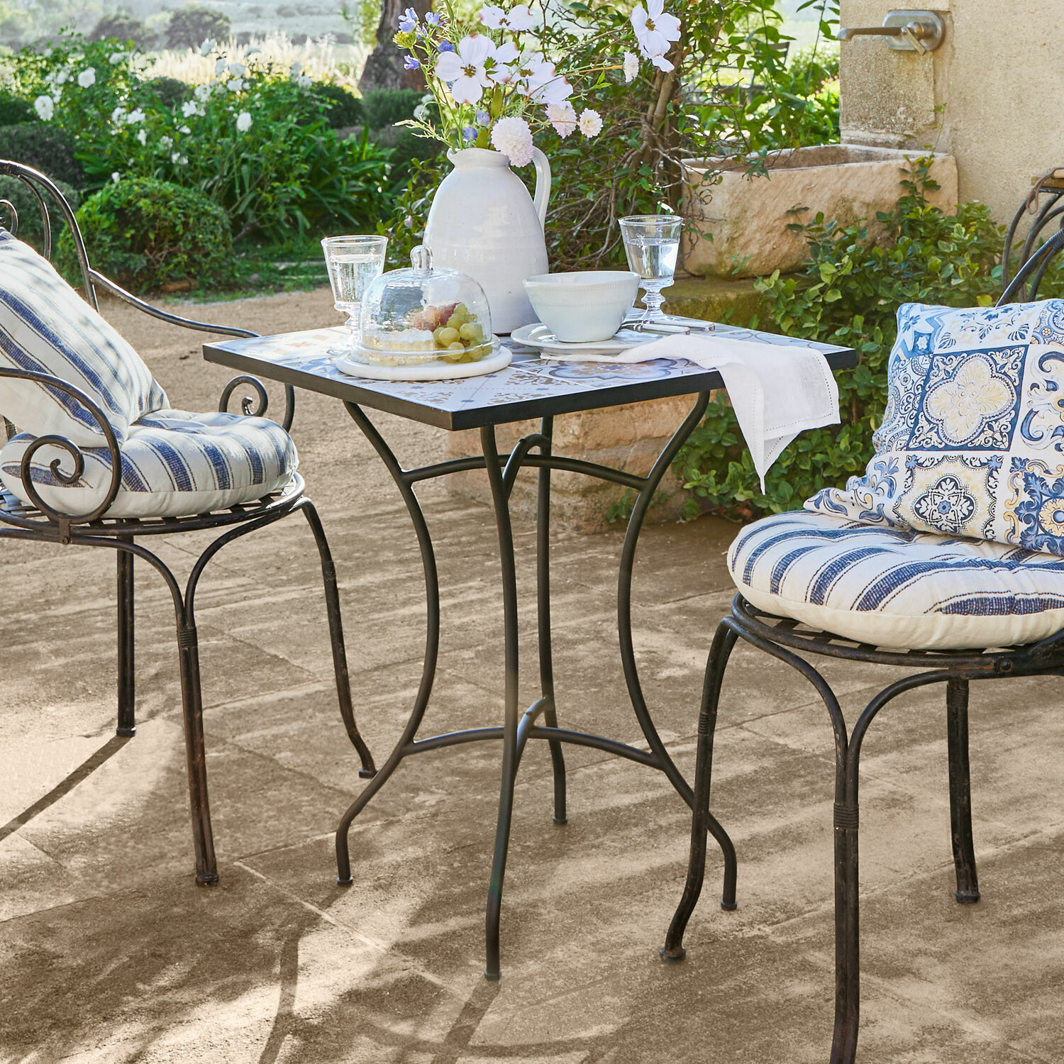 Tafel Céligny Metalen tuintafel met vierkante blad en twee stoelen met blauw gestreepte kussens