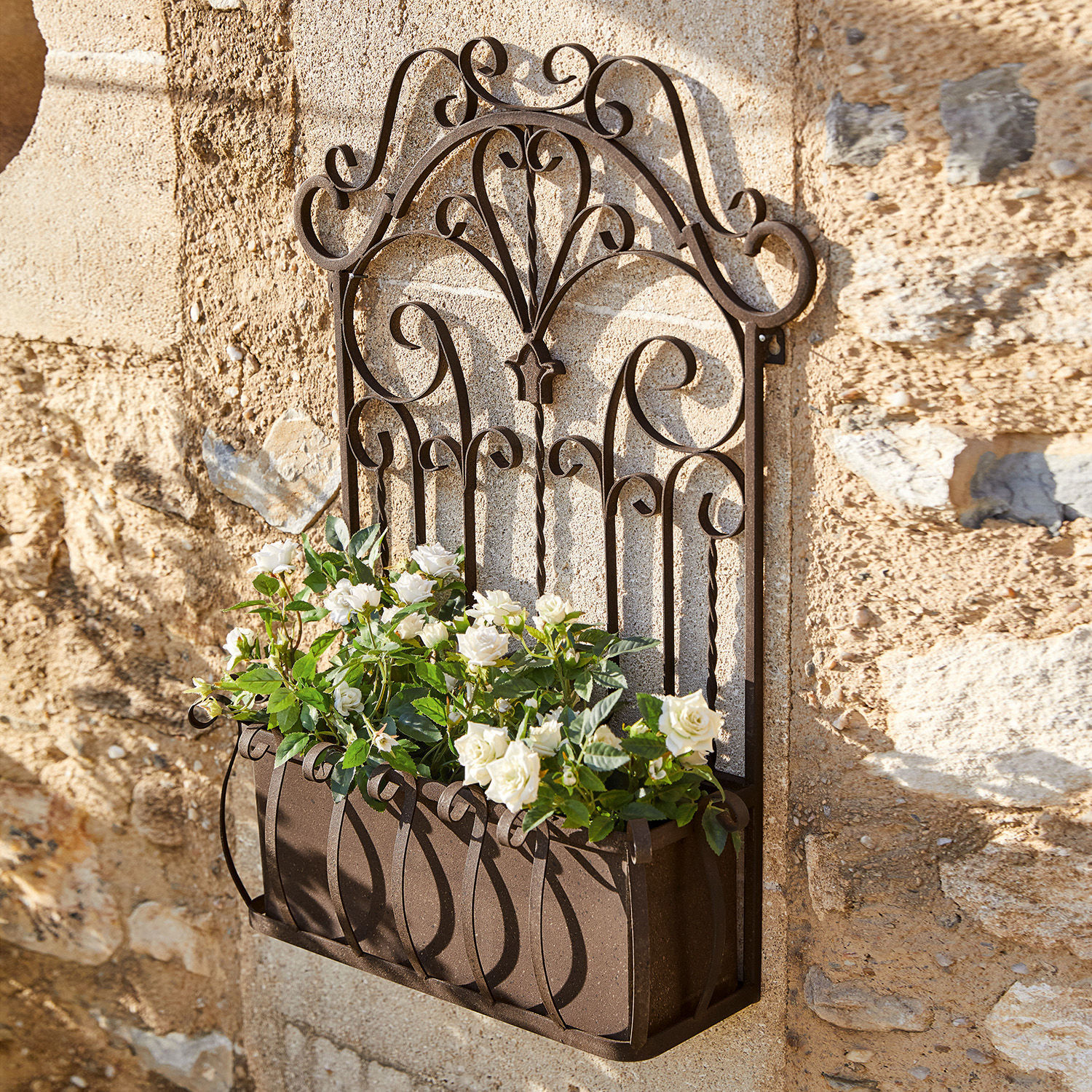 Plantenbak Secourt Bruine metalen wandbloempot met decoratieve krullen en witte bloemen voor tuindecoratie