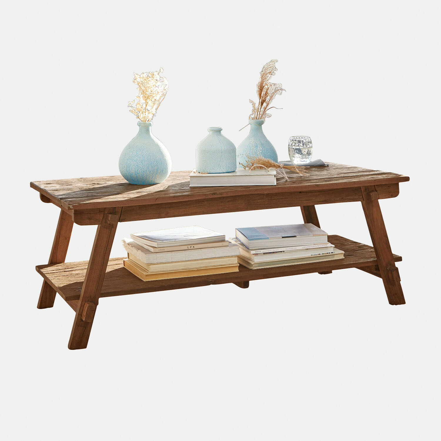 Houten salontafel met plank, gedecoreerd met blauwe keramische vazen en boeken, natuurlijke stijl