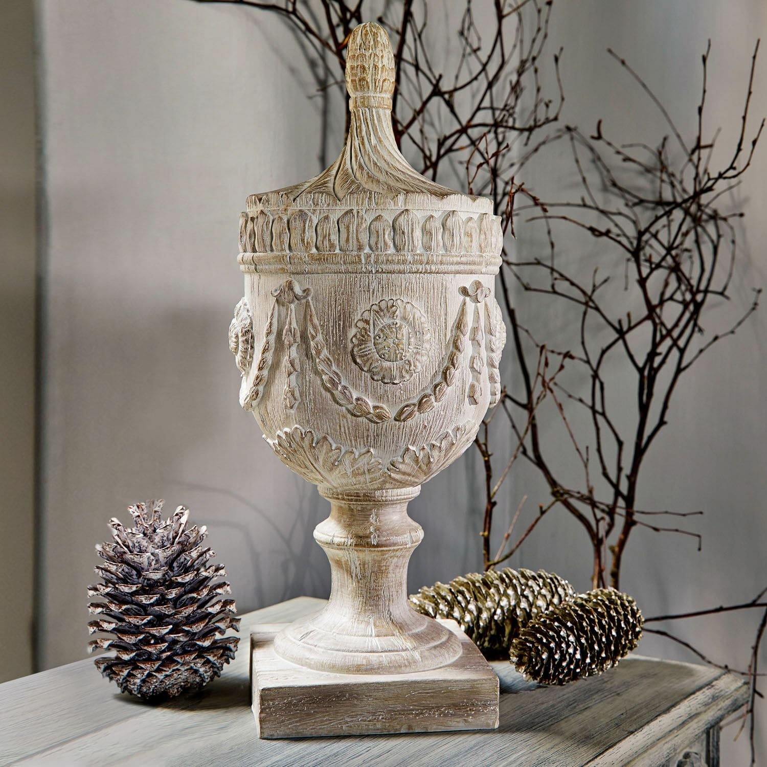 Decoratief object Licia Decoratieve witte houten pot met gesneden patronen en deksel op houten voet