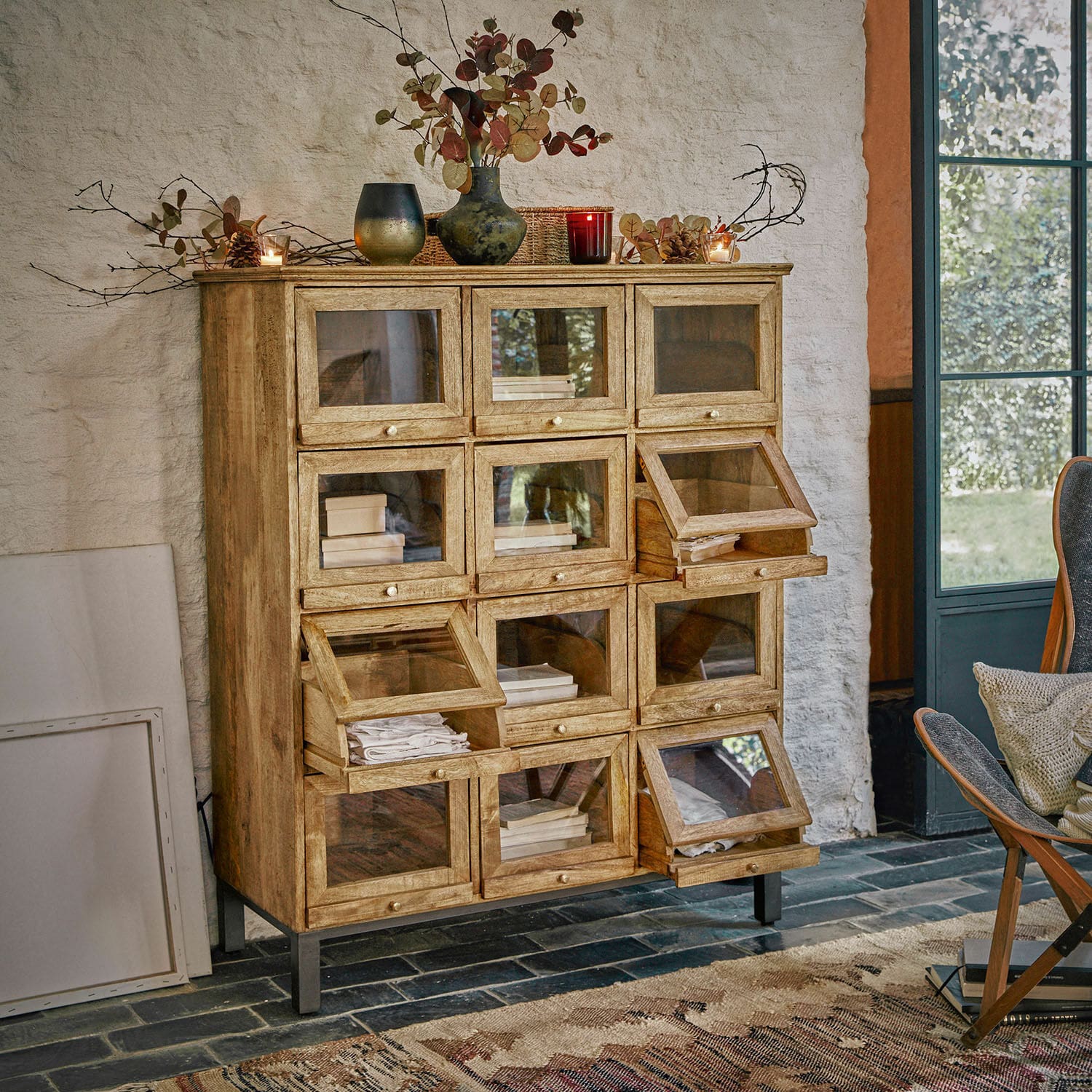 Ladekast Middlesbrough Houten kast met glazen deuren en metalen poten in warme vintage stijl voor woonkamer