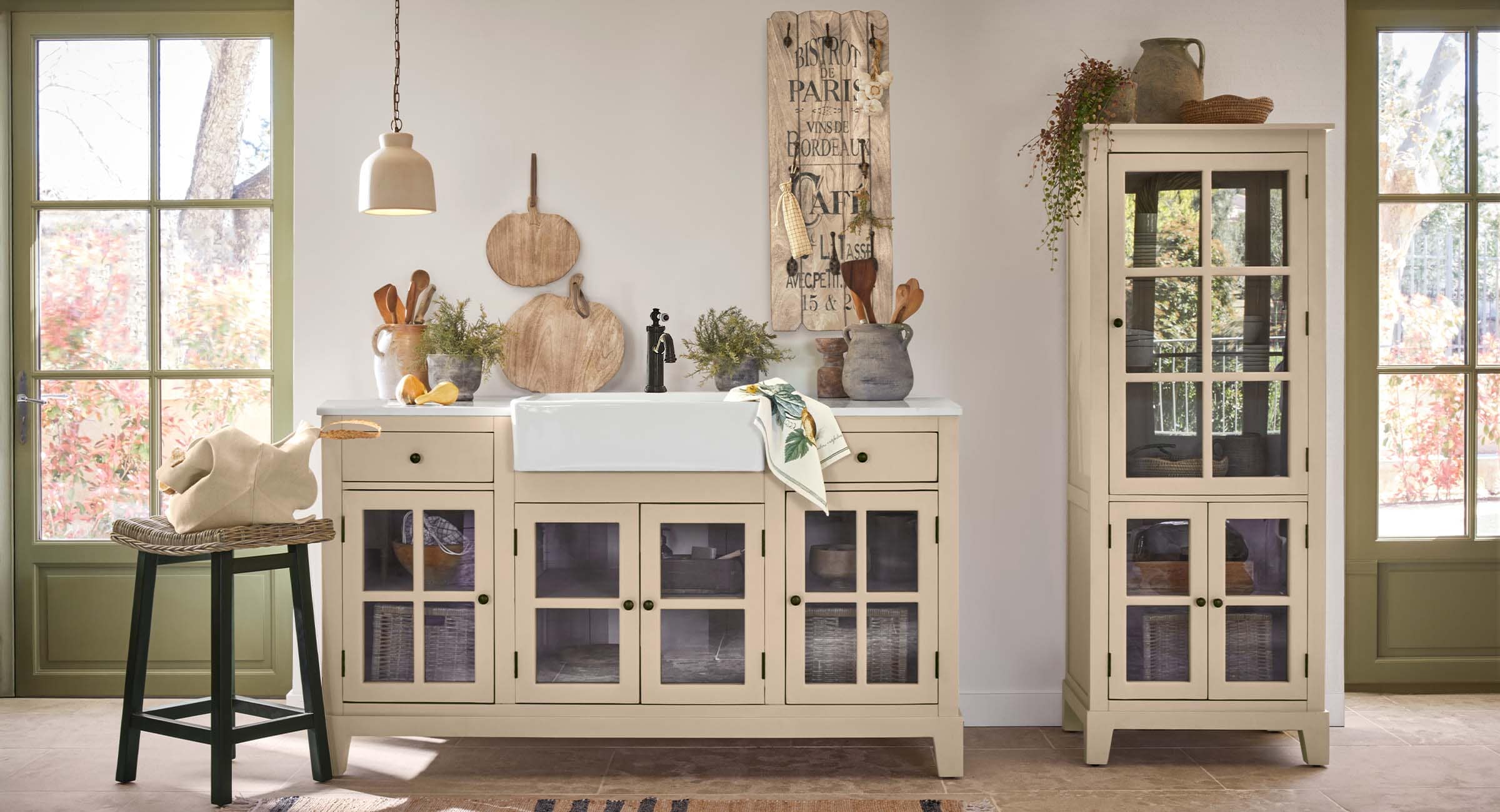 Landelijke keuken met beige kasten, witte gootsteen en houten decoraties